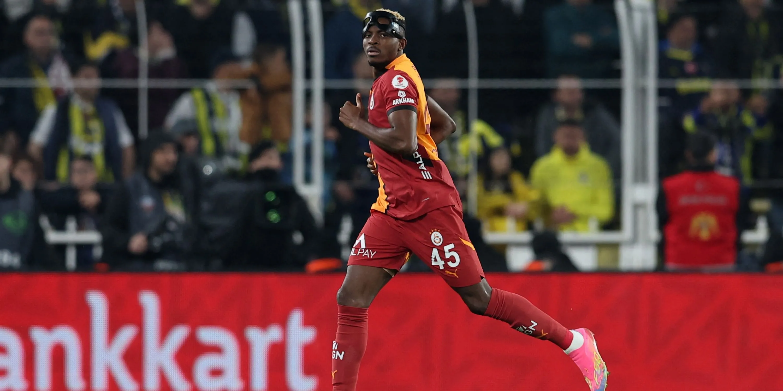 Tiền đạo Victor Osimhen ăn mừng bàn thắng, một mục tiêu theo đuổi của Man Utd