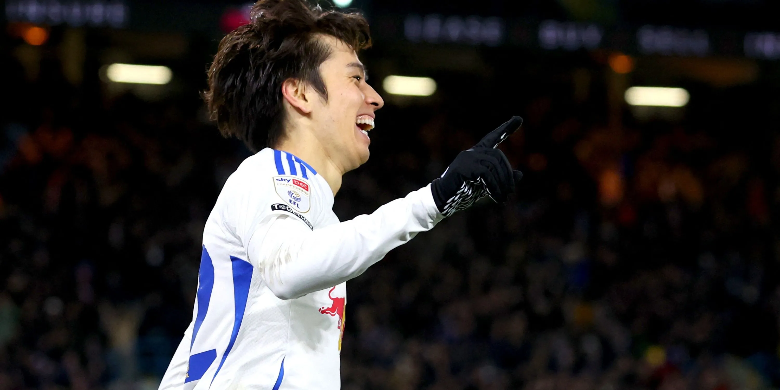 Tiền vệ Ao Tanaka trong màu áo Leeds United