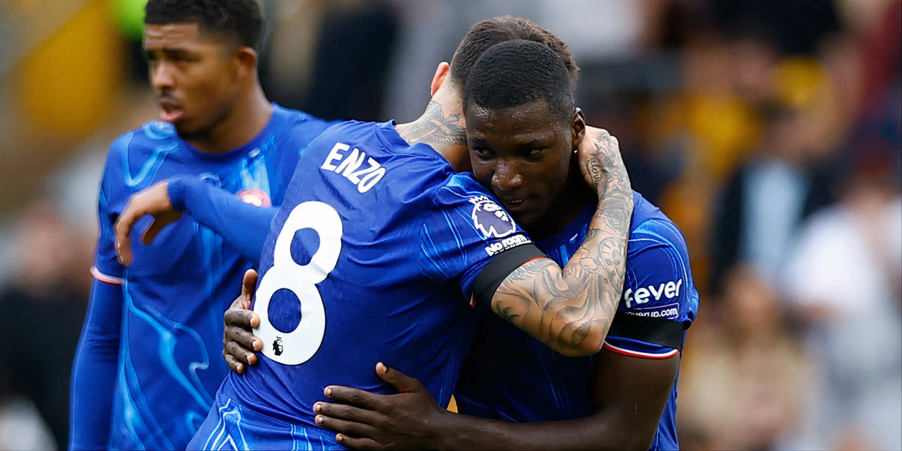 Tiền vệ Enzo Fernández và Moises Caicedo của Chelsea trên sân