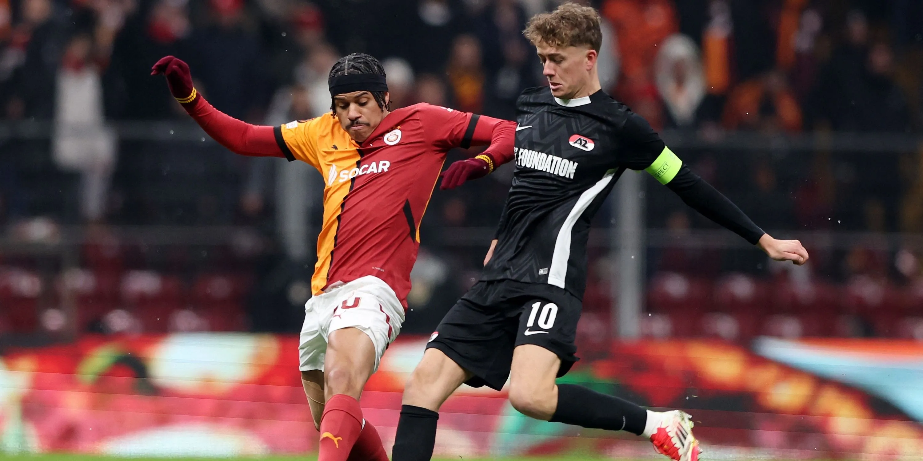 Tiền vệ Gabriel Sara (Galatasaray) trong một pha tranh chấp bóng với cầu thủ AZ Alkmaar