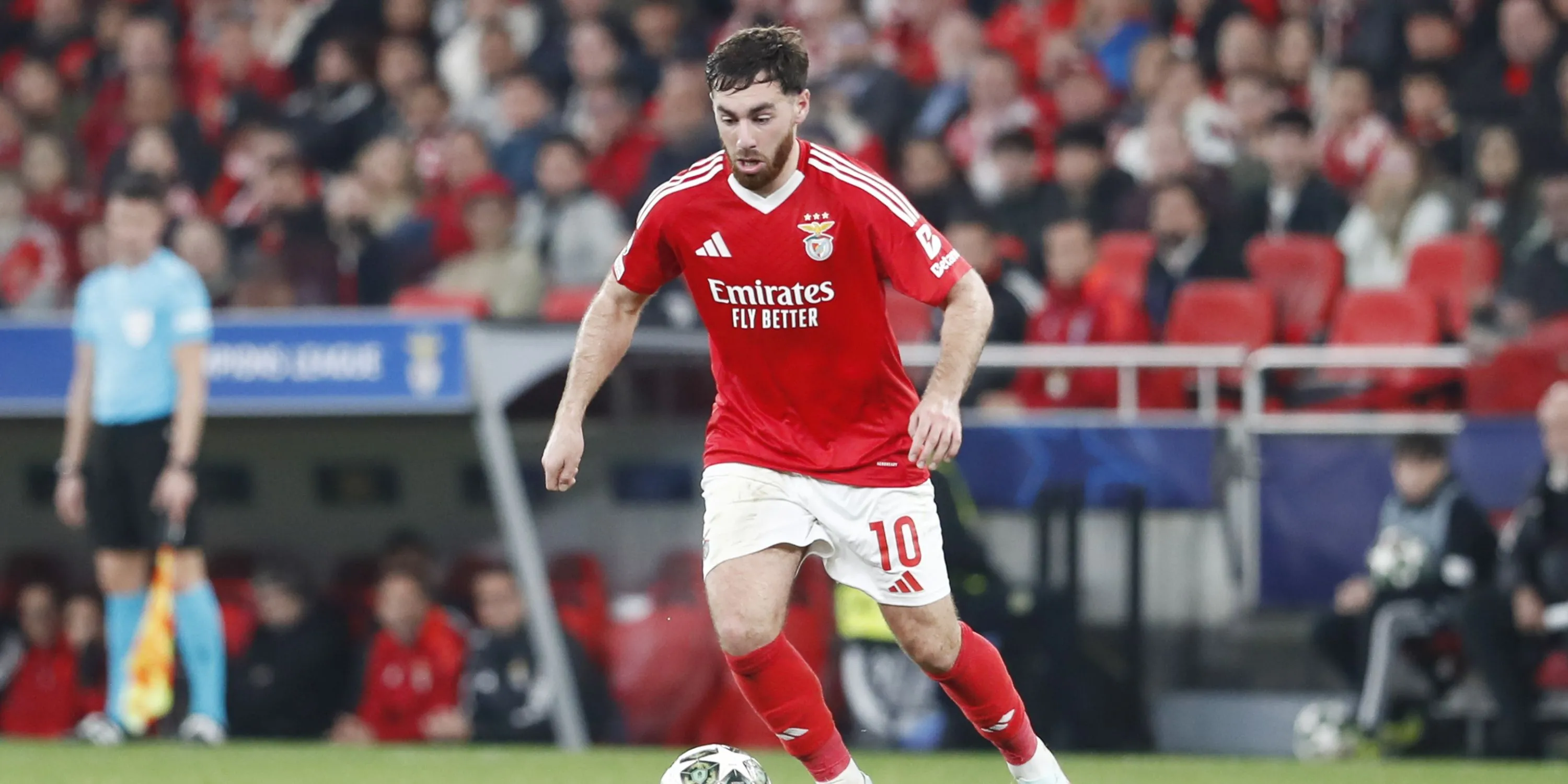 Tiền vệ Orkun Kokcu trong màu áo Benfica, mục tiêu tin chuyển nhượng Liverpool Kokcu