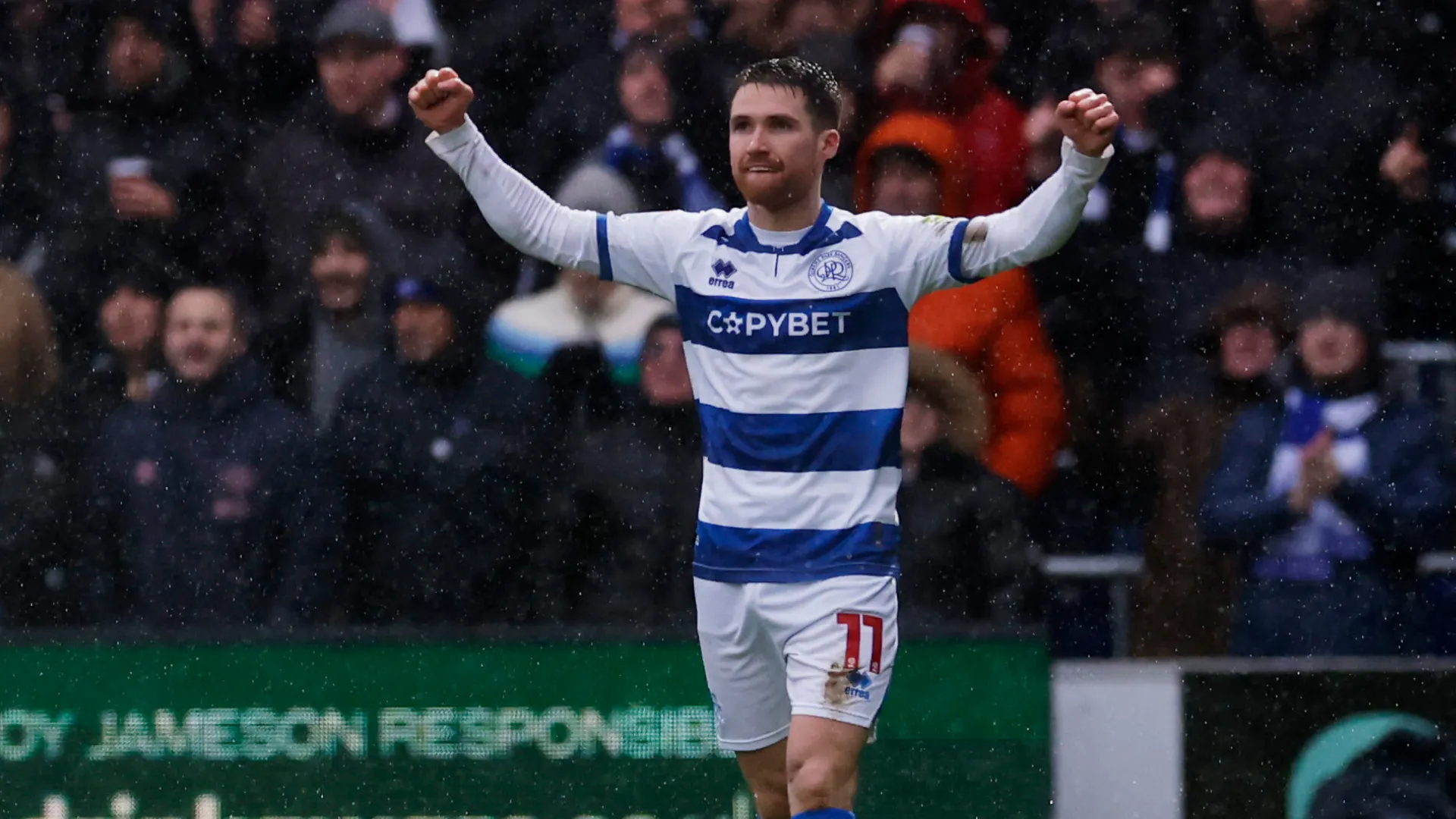 Tiền vệ Paul Smyth trong màu áo QPR, đối mặt với cạnh tranh sau khi Kwame Poku gia nhập
