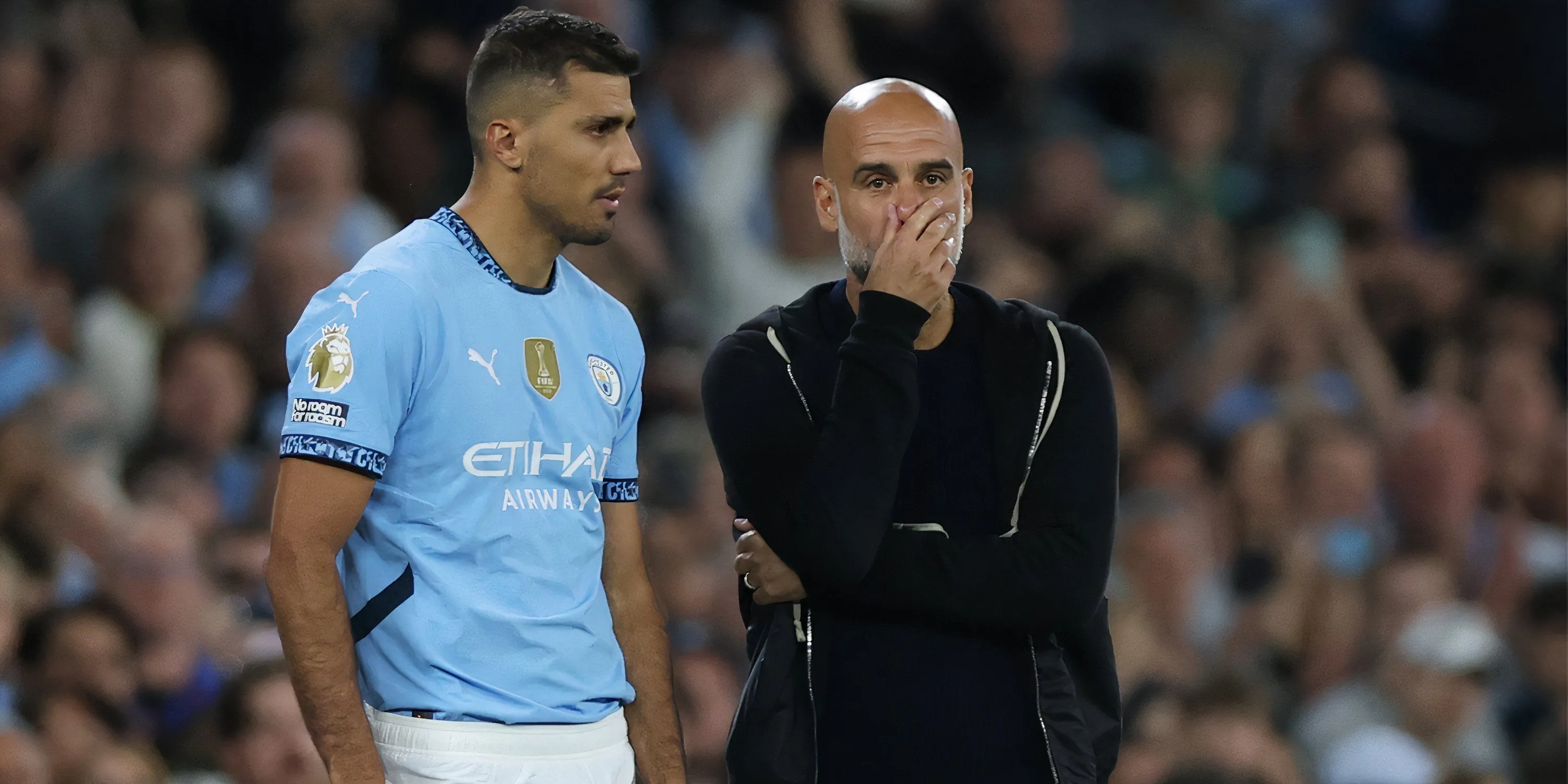 Tiền vệ Rodri của Manchester City cùng huấn luyện viên Pep Guardiola