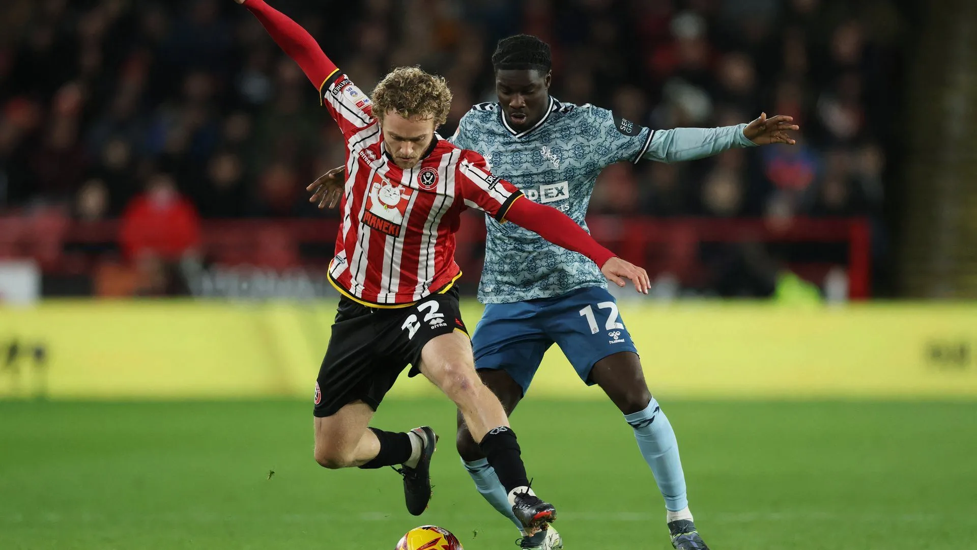 Tiền vệ Tom Davies trong một trận đấu của Sheffield United.