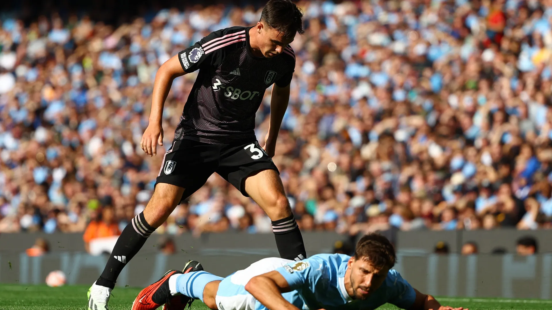Tiền vệ trẻ Luke Harris trong màu áo Fulham, mục tiêu chuyển nhượng của Derby County và Charlton Athletic