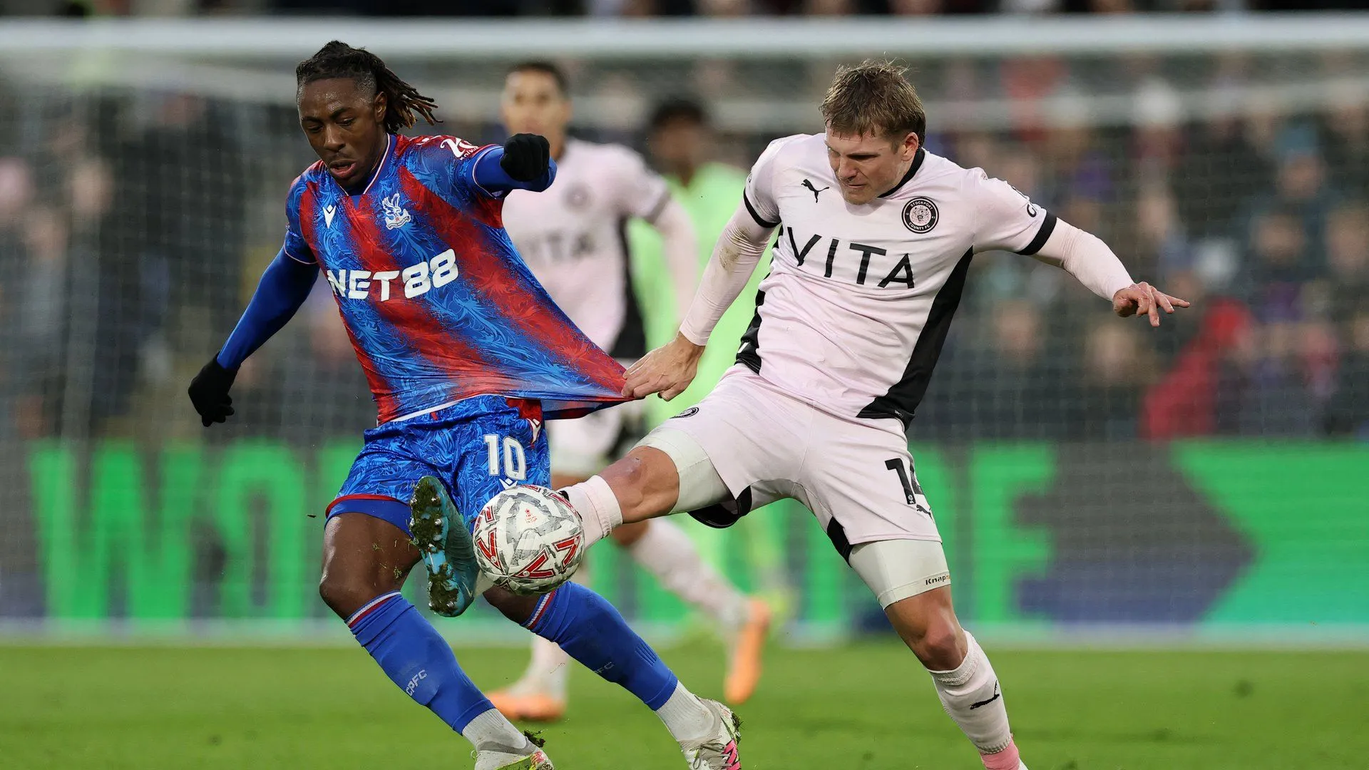 Tiền vệ Will Collar thi đấu cho Stockport County ở mùa giải trước