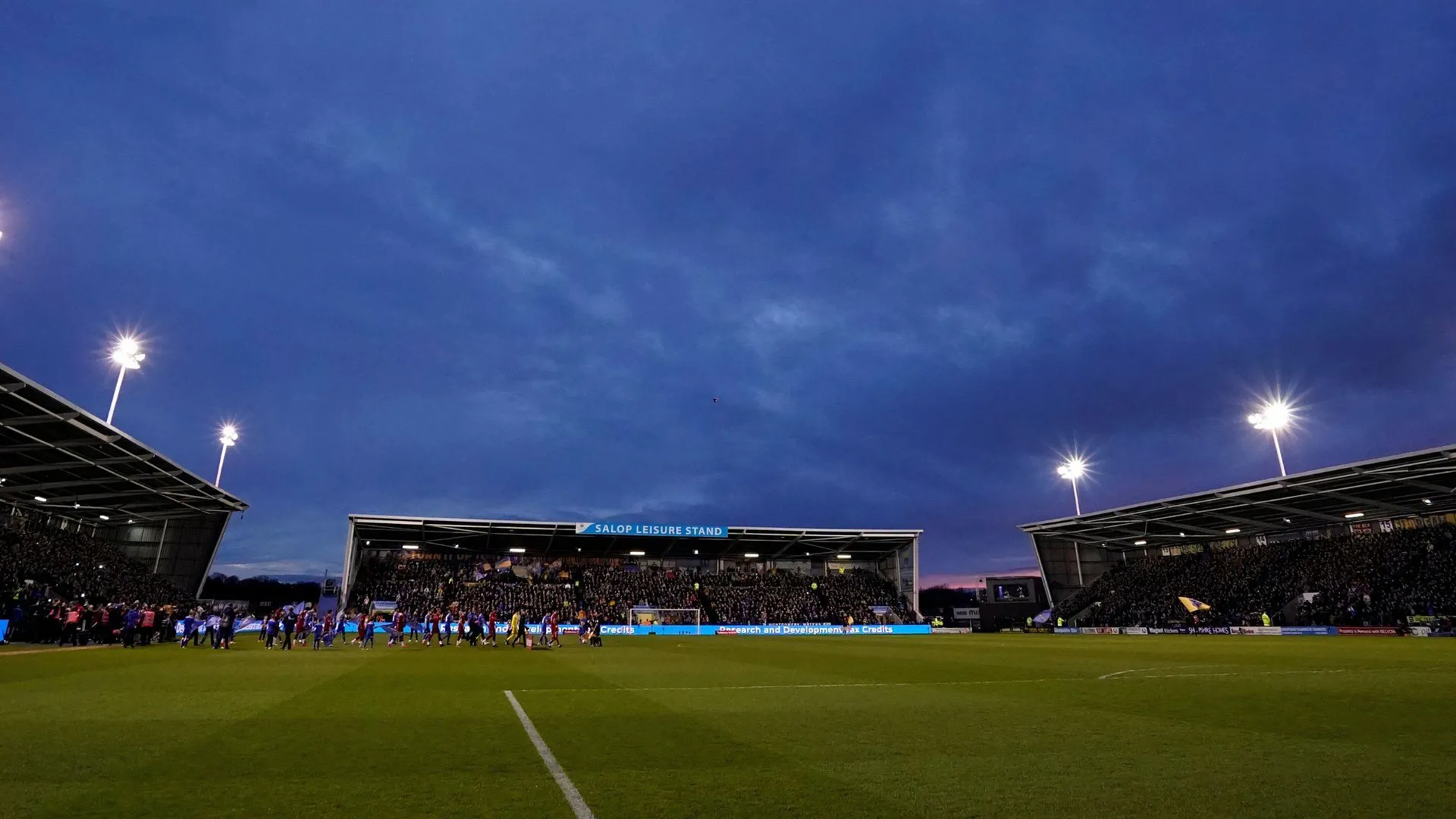 Toàn cảnh sân Croud Meadow, sân nhà của Shrewsbury Town
