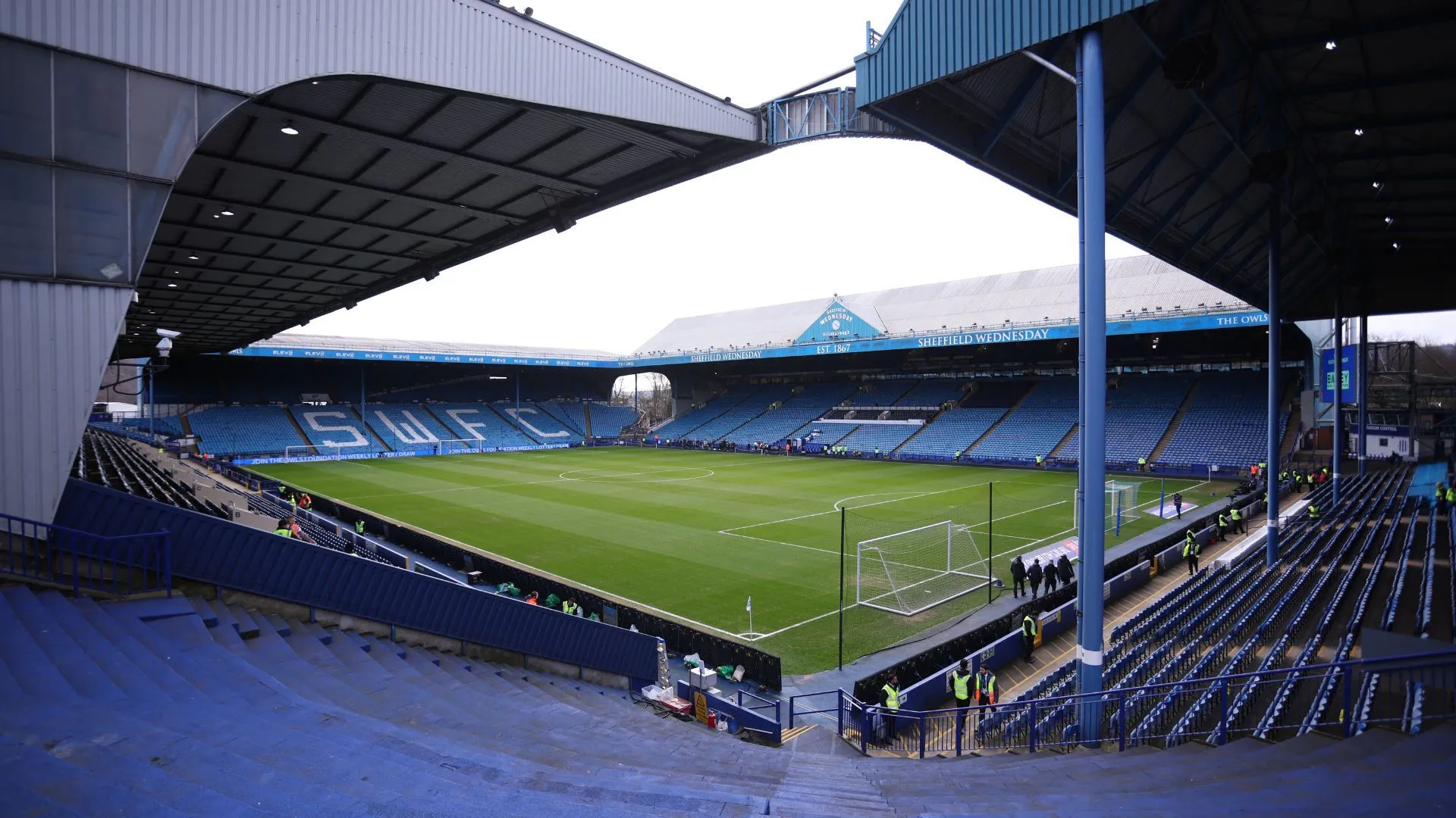 Toàn cảnh sân vận động Hillsborough, biểu tượng của Sheffield Wednesday và nhu cầu về cấu trúc quản lý vững chắc.