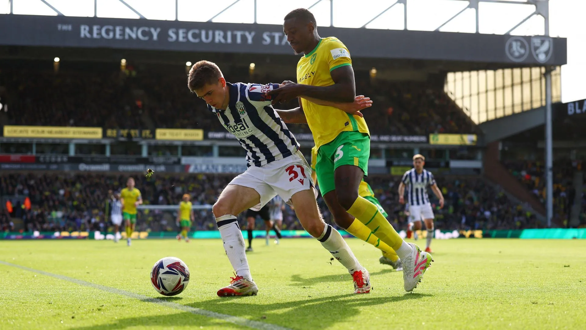 Tom Fellows ăn mừng khi thi đấu xuất sắc cho West Brom mùa giải 2024-25