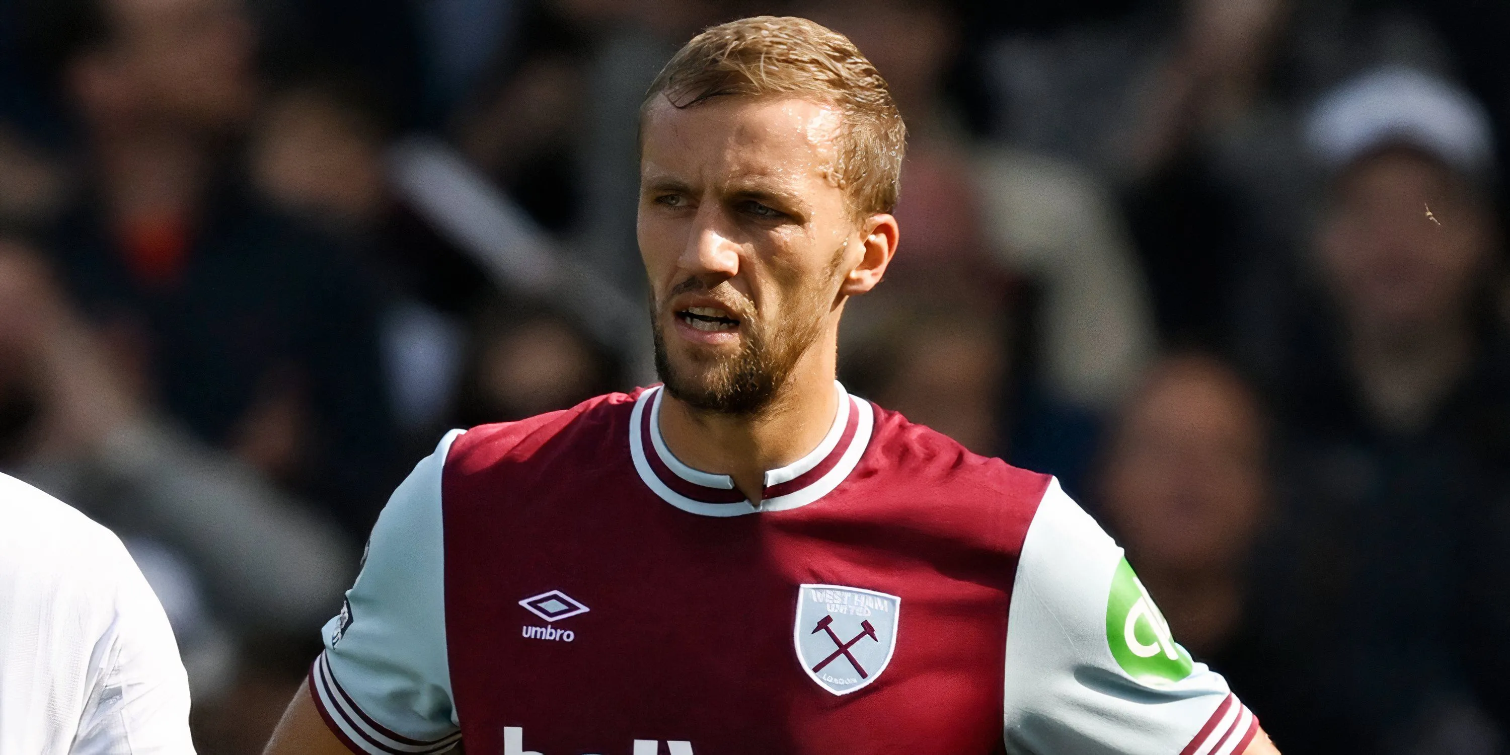 Tomas Soucek trong màu áo West Ham United, nỗ lực tranh bóng trong một trận đấu tại Premier League, thể hiện sự nhiệt huyết của tiền vệ trụ.