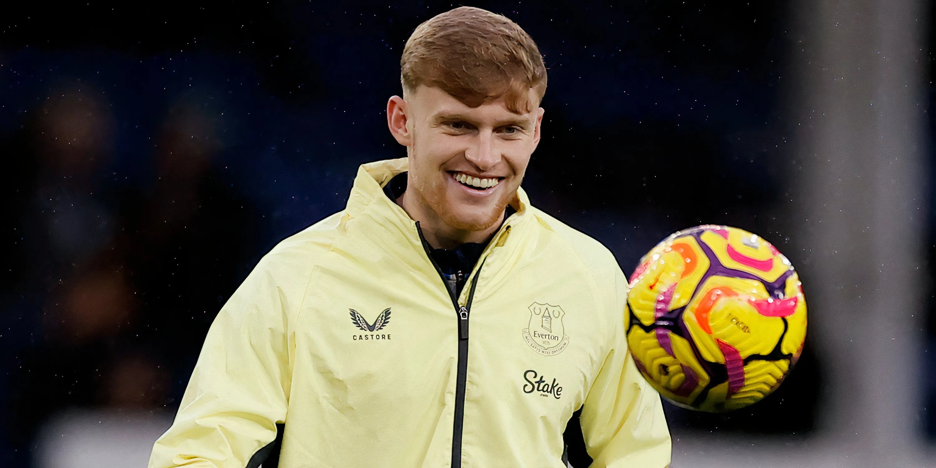 Trung vệ Jarrad Branthwaite khởi động trước trận đấu của Everton tại Ngoại hạng Anh