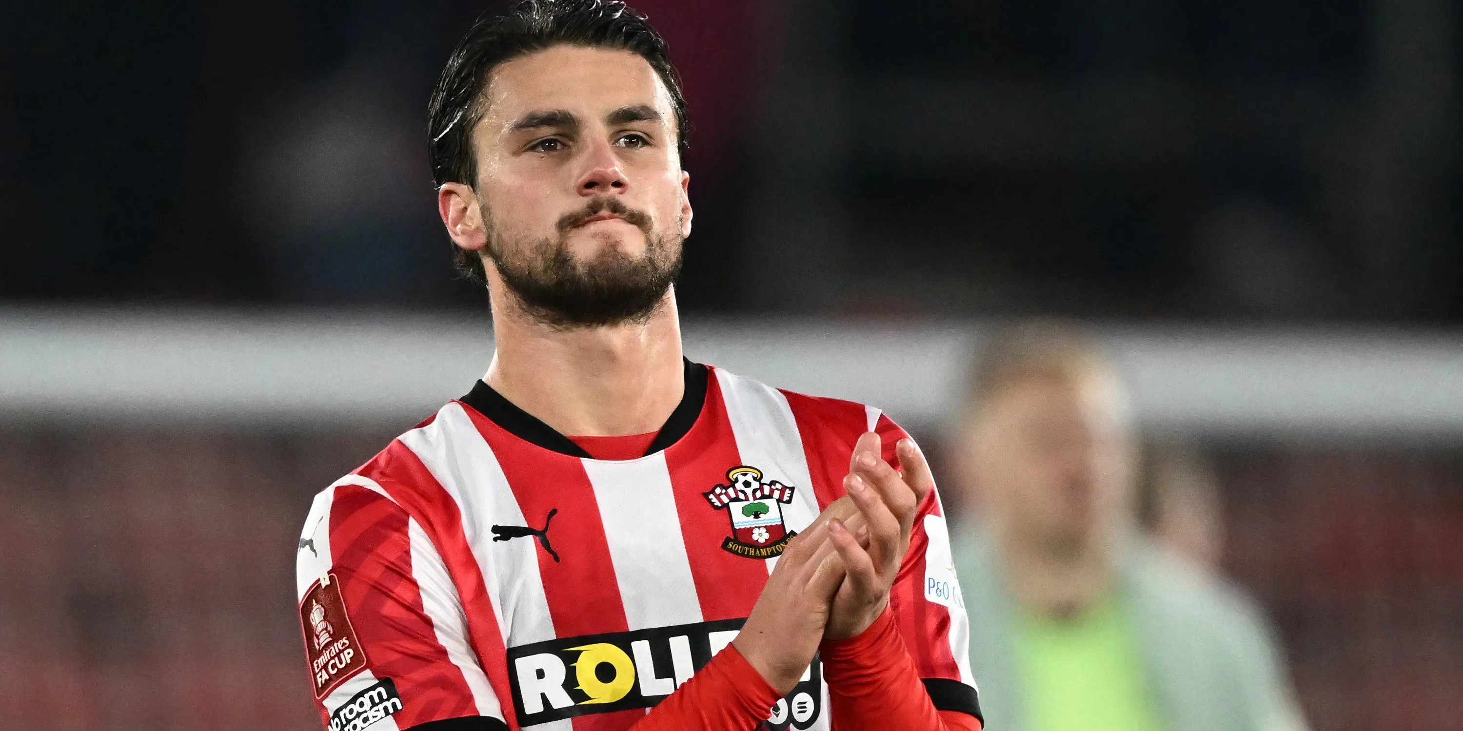 Trung vệ trẻ Taylor Harwood-Bellis trong màu áo Southampton, mục tiêu chiêu mộ của West Ham United để củng cố hàng thủ Premier League.