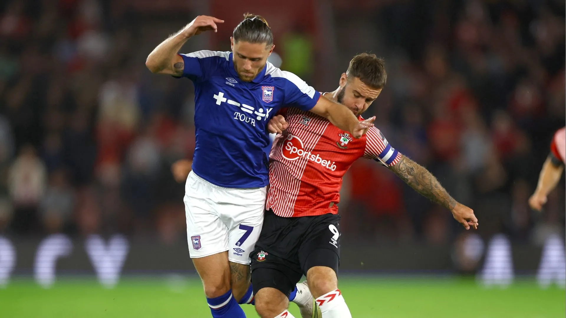 Wes Burns thi đấu năng nổ trong màu áo Ipswich Town, một trụ cột quan trọng của đội bóng.