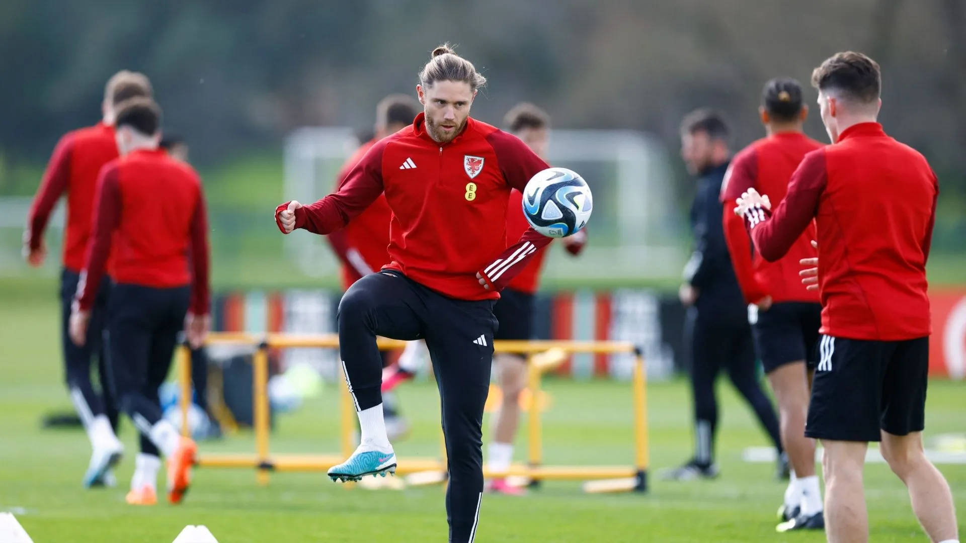Wes Burns trong màu áo đội tuyển xứ Wales, thể hiện sự linh hoạt vị trí trên sân cỏ.