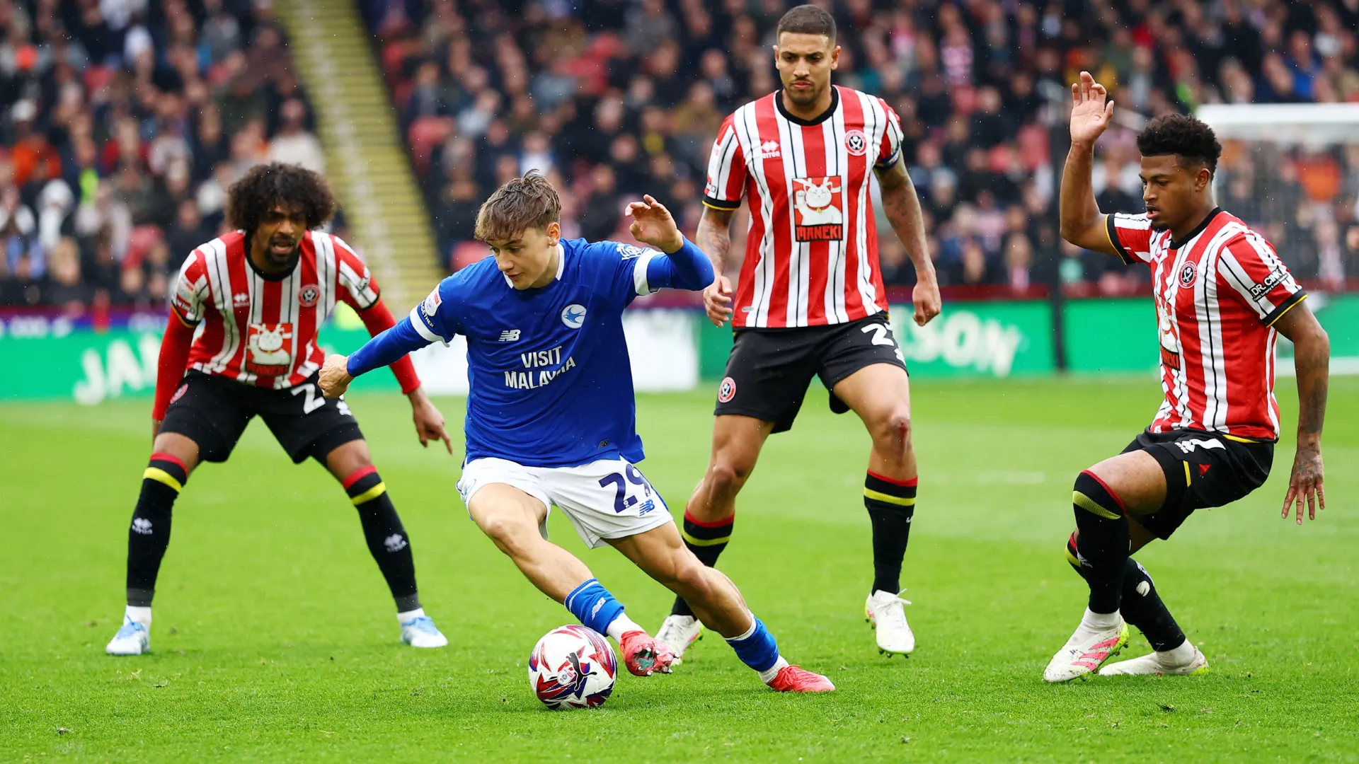 Will Alves trong màu áo Cardiff City đối đầu cầu thủ Sheffield United tại giải Championship tháng 4/2025, thể hiện nỗ lực trong giai đoạn cho mượn đầy thử thách.