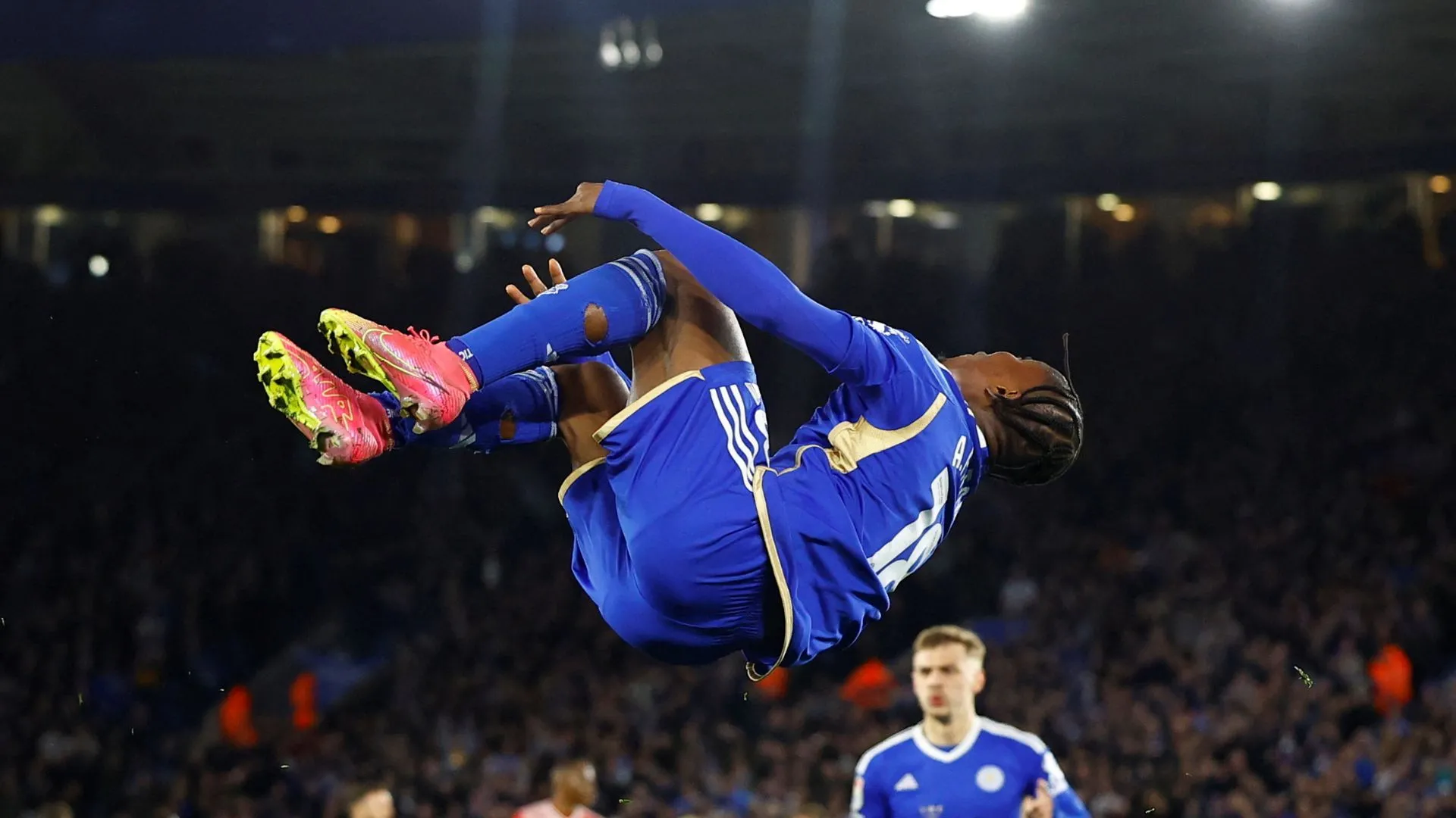 Abdul Fatawu thi đấu cho Leicester City, đối mặt với tin đồn chuyển nhượng khi Sunderland đưa ra lời đề nghị.