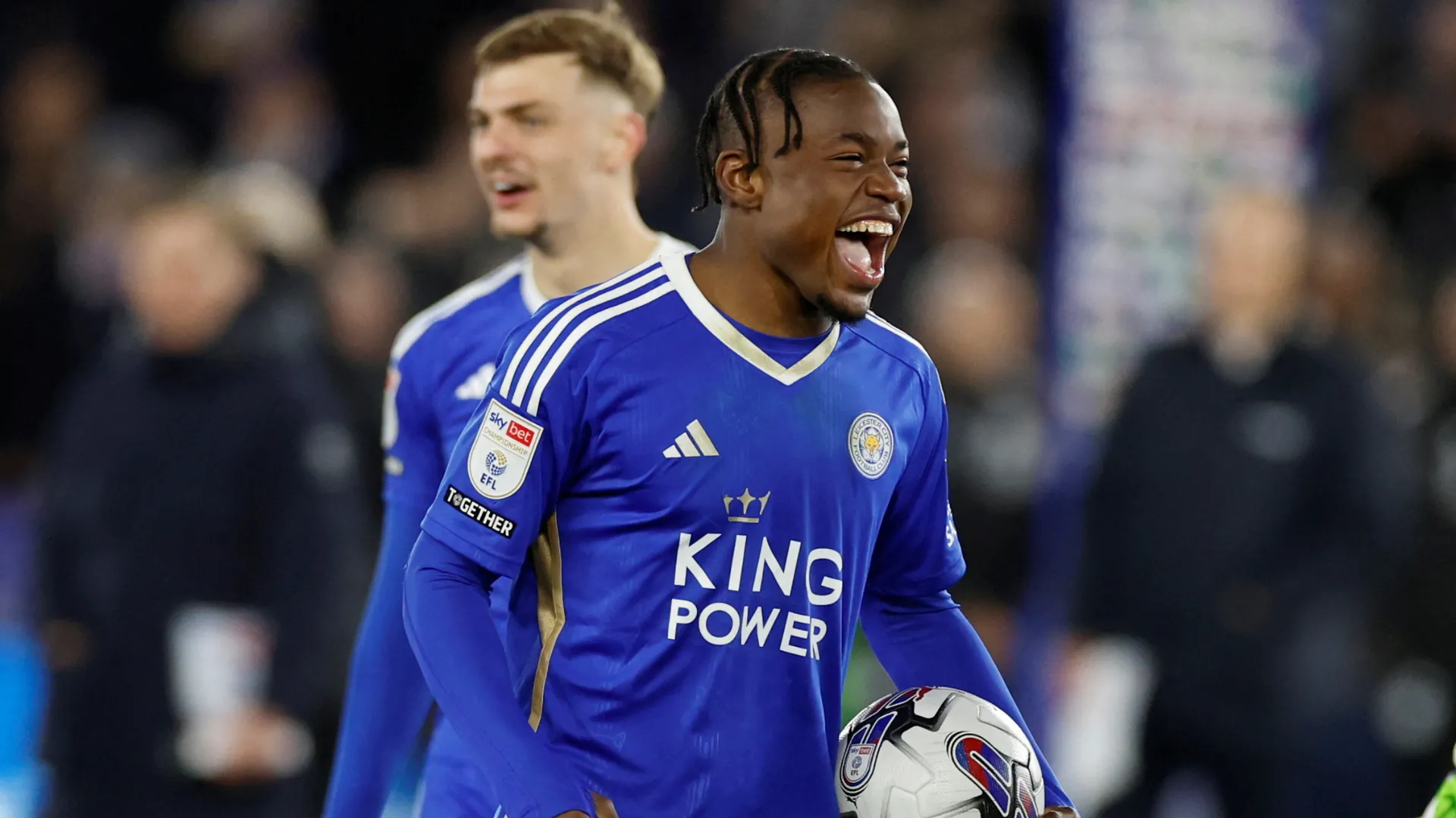 Abdul Fatawu, tiền vệ cánh tốc độ của Leicester City, thể hiện sự quyết tâm trên sân cỏ.