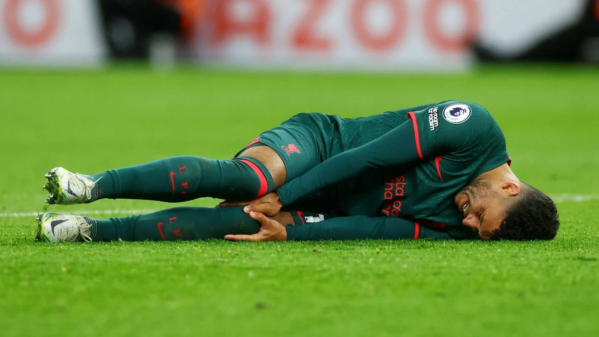 Alex Oxlade-Chamberlain trong màu áo Besiktas, người đang gặp khó khăn về thể trạng và gánh nặng tài chính