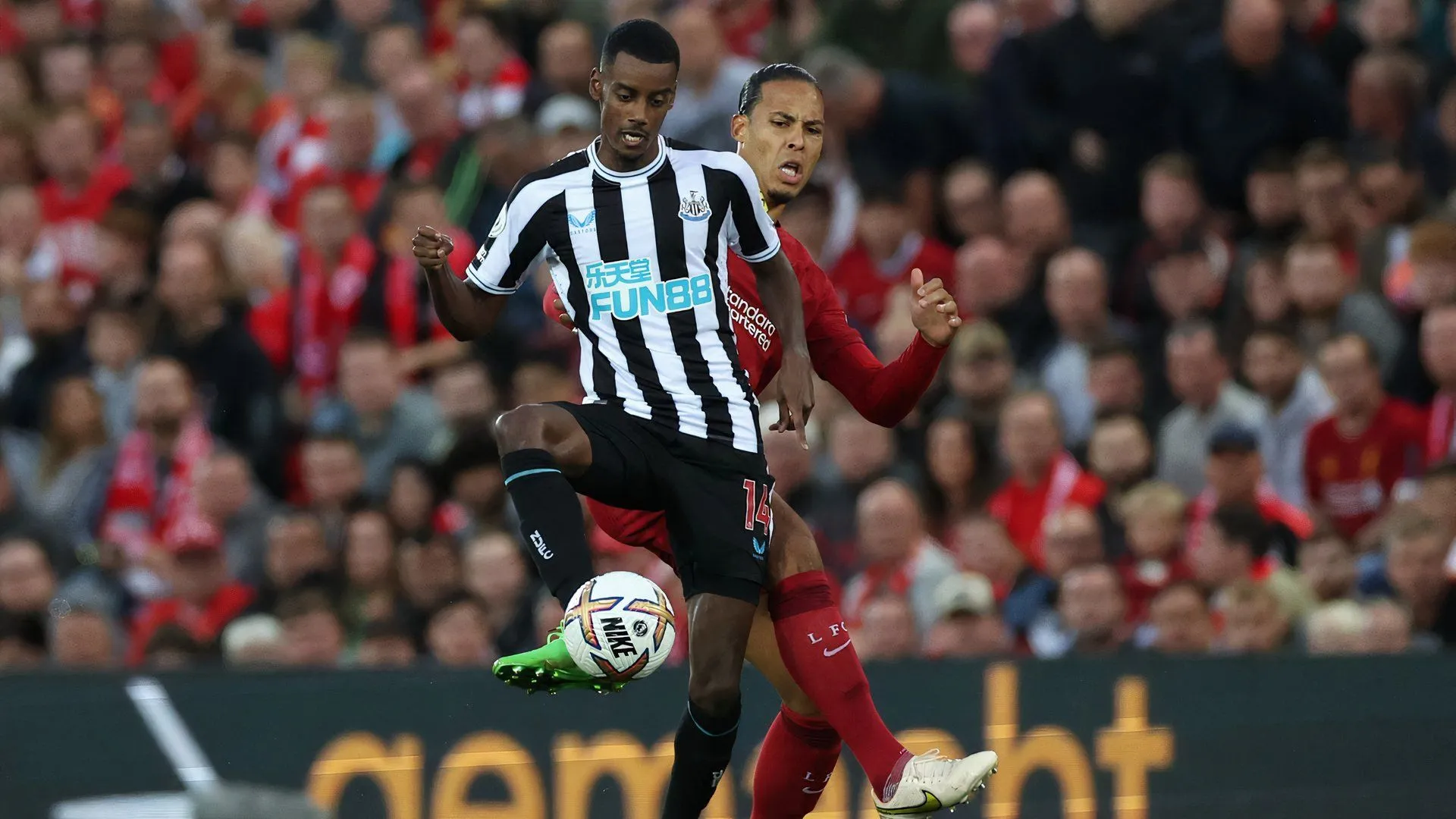Alexander Isak trong một pha bóng với Virgil Van Dijk, tiền đạo Isak là mục tiêu chuyển nhượng đắt giá của Liverpool