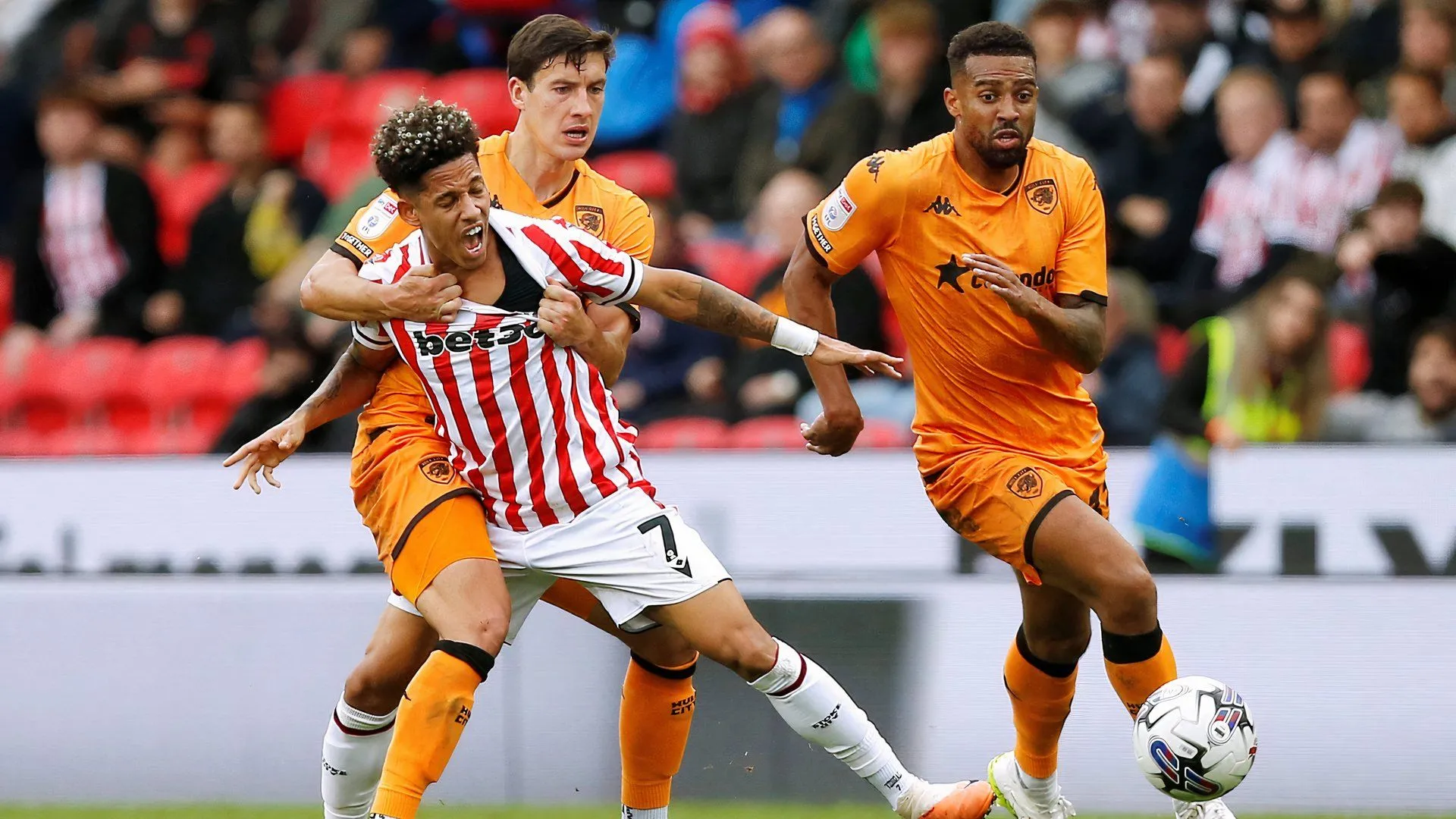 Andre Vidigal, cầu thủ chạy cánh của Stoke City, trong một pha xử lý bóng trên sân cỏ