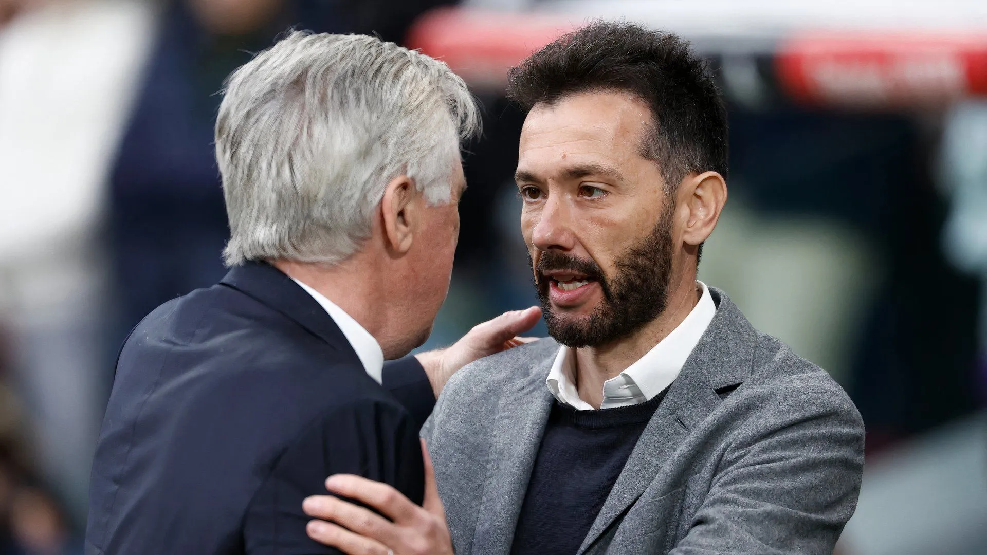 Carlos Corberan bắt tay Carlo Ancelotti trong trận Real Madrid vs Valencia