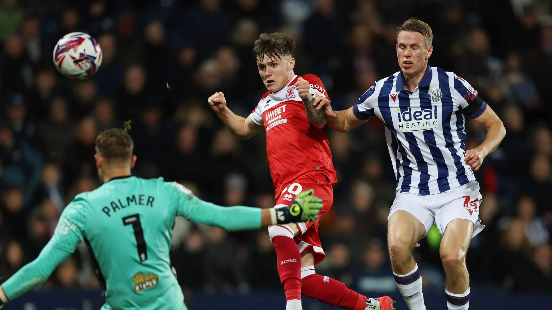 Cầu thủ West Bromwich Albion ăn mừng bàn thắng, thể hiện tinh thần quyết tâm giành vé thăng hạng Championship