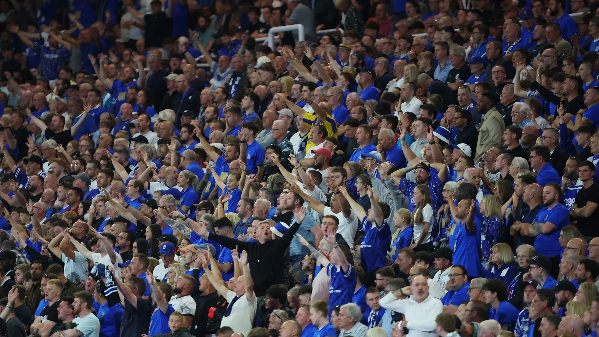 Cổ động viên Birmingham City cuồng nhiệt trên khán đài, thể hiện sự ủng hộ mãnh liệt cho đội bóng tại Championship.