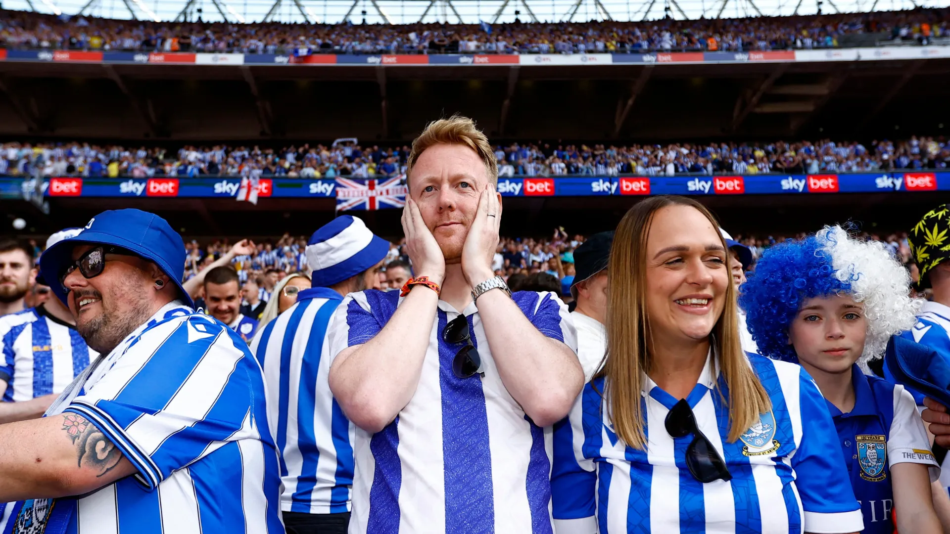 Cổ động viên Sheffield Wednesday tại Sân vận động Wembley, thể hiện sự ủng hộ dù đội bóng đối mặt nhiều thử thách ở Championship mùa giải mới.