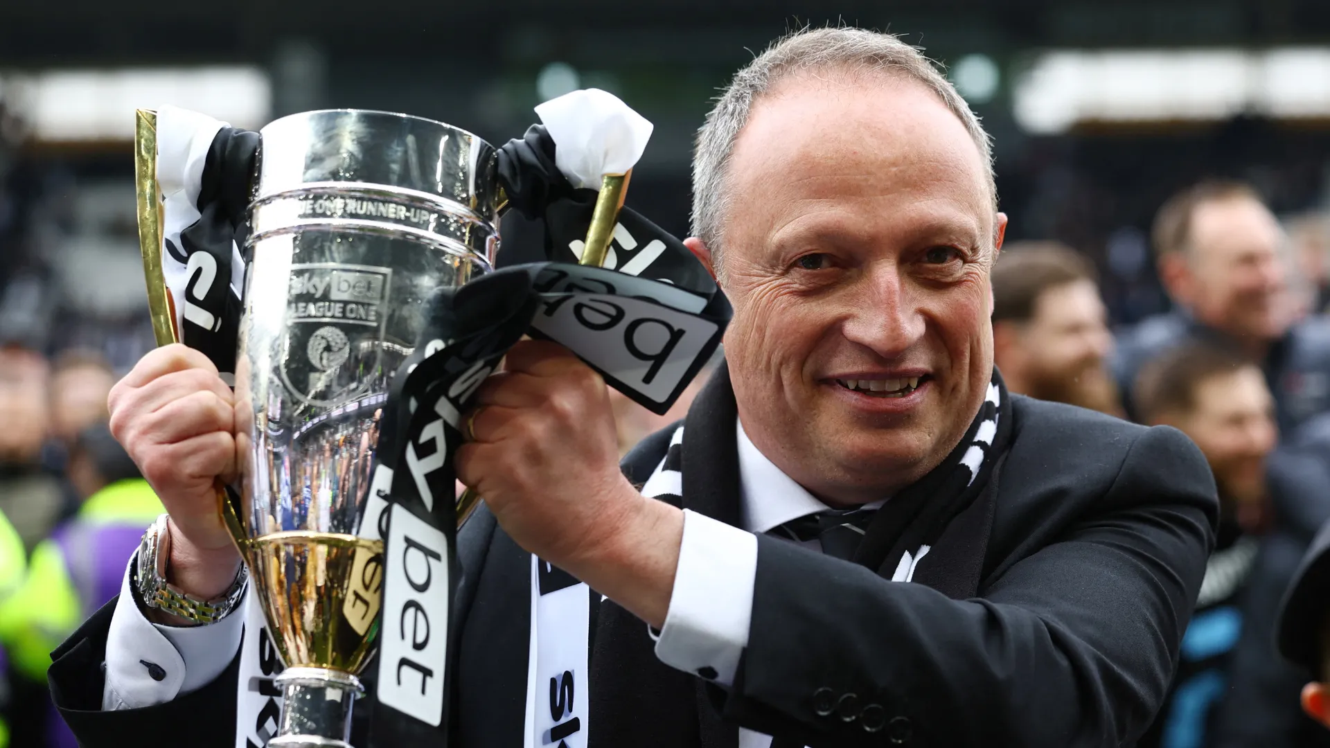 David Clowes, ông chủ của Derby County, ăn mừng cùng người hâm mộ Rams