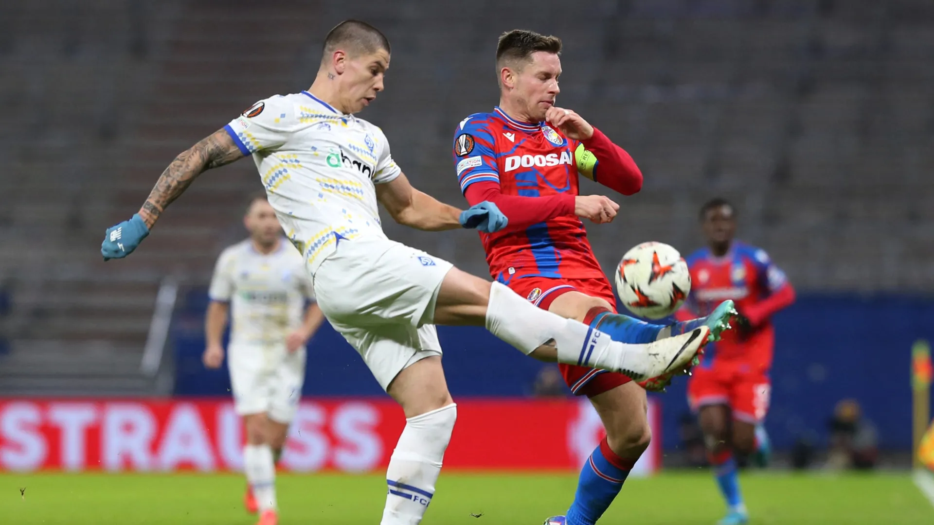 Denys Popov, trung vệ của Dynamo Kyiv, trong trang phục thi đấu