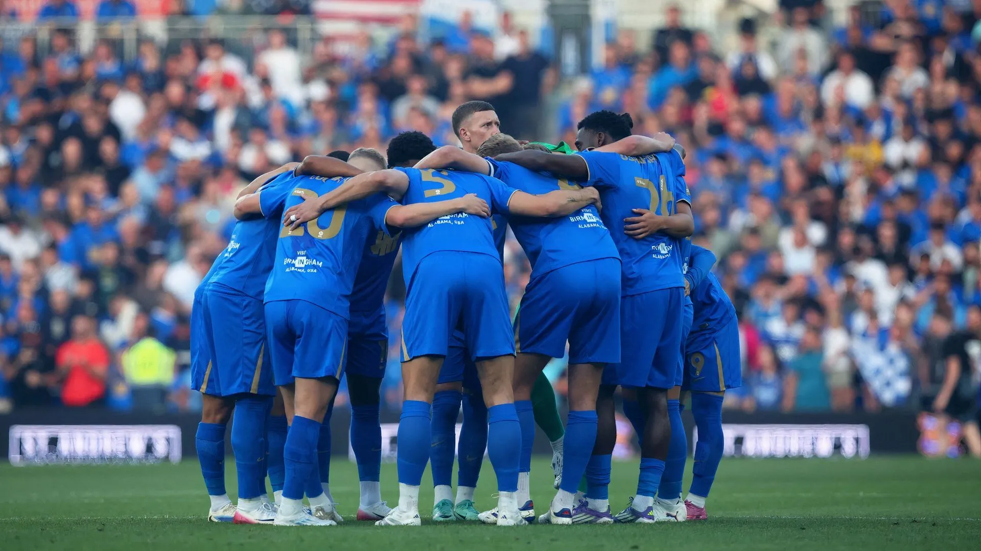 Đội hình Birmingham City tập trung trên sân, thể hiện quyết tâm cạnh tranh suất thăng hạng Premier League ở mùa giải Championship.