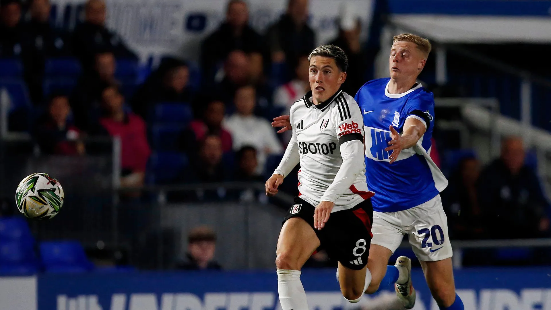Harry Wilson thi đấu cho Fulham, đội bóng đã thành công ở Premier League, sau quãng thời gian cho mượn tại Derby County