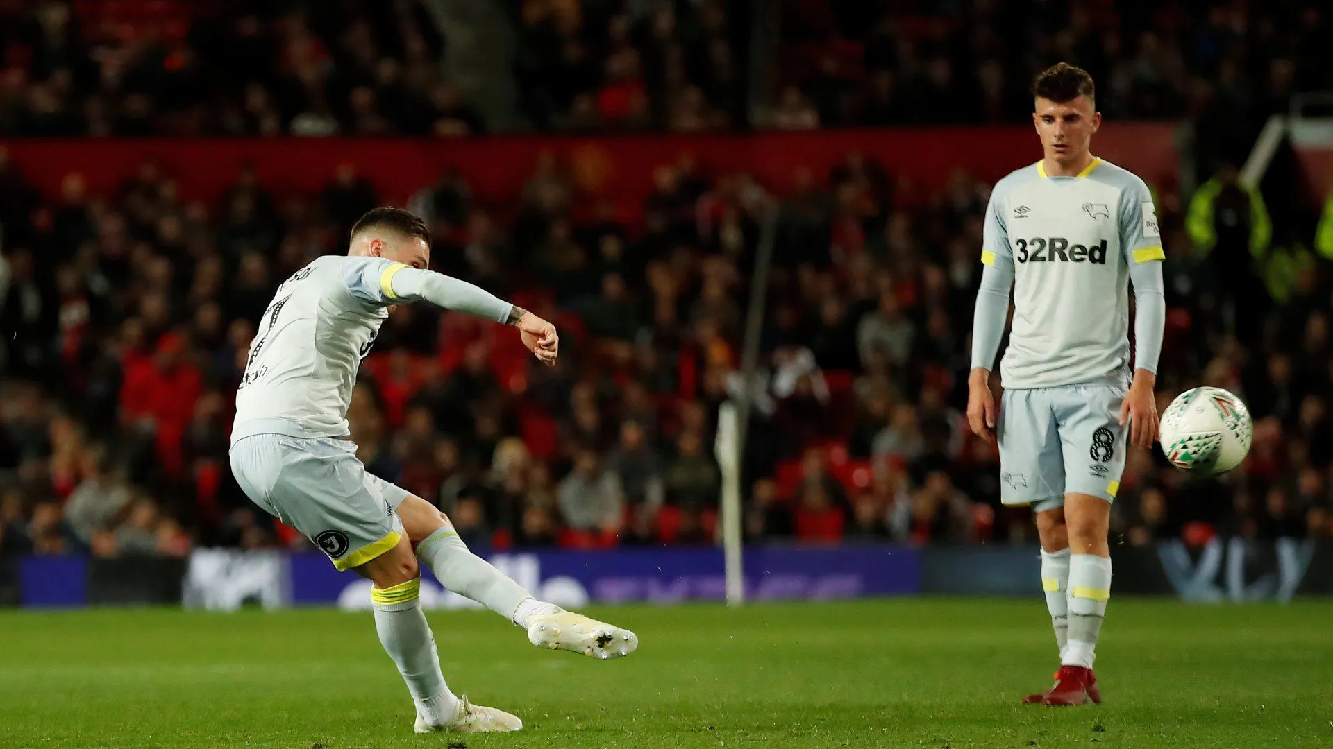 Harry Wilson và Mason Mount ăn mừng bàn thắng trong trận đấu giữa Manchester United và Derby County, thể hiện sự ăn ý của bộ đôi