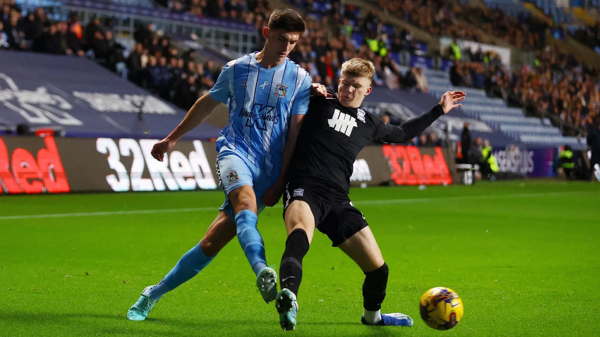 Hậu vệ Bobby Thomas trong một trận đấu cho Coventry City, được nhiều đội bóng Premier League quan tâm.