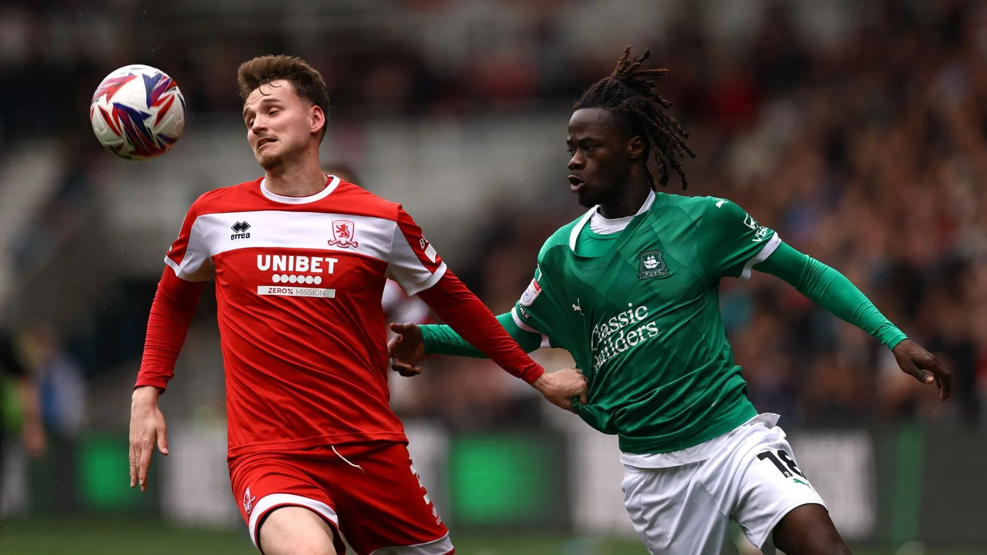 Hậu vệ Rav van den Berg trong màu áo Middlesbrough, tâm điểm các cuộc đàm phán chuyển nhượng.