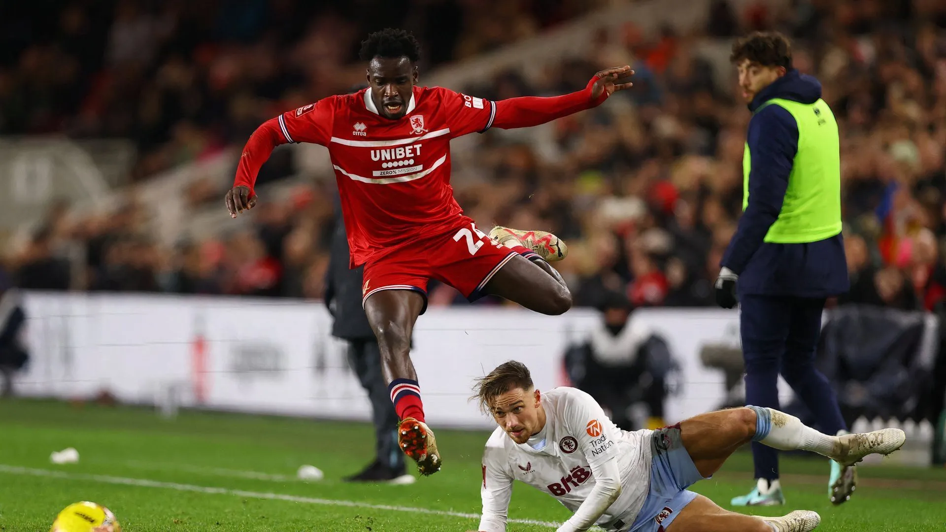 Hậu vệ trái Alex Bangura của Middlesbrough thi đấu trên sân cỏ