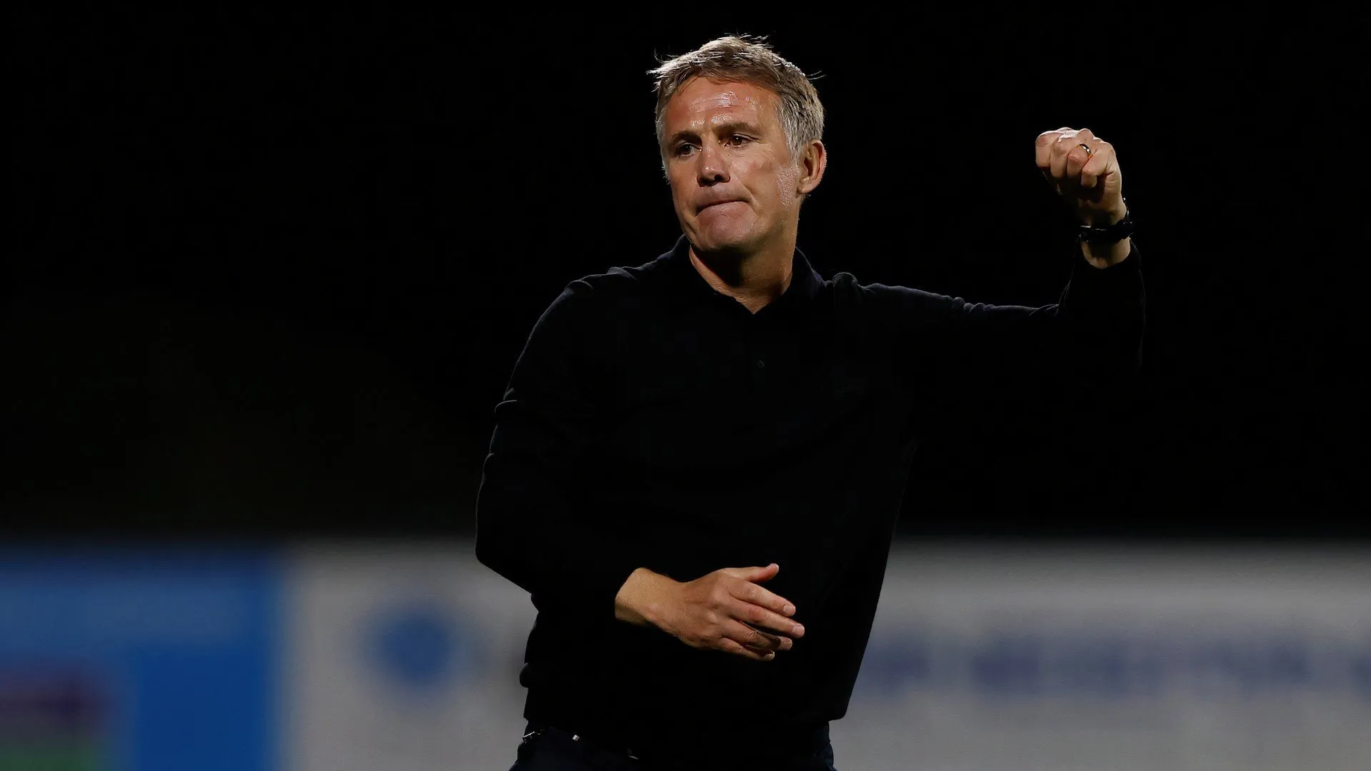 HLV Phil Parkinson biểu tượng Wrexham thể hiện quyết tâm và phong cách huấn luyện đặc trưng, chuẩn bị cho mùa giải Championship đầy thử thách.