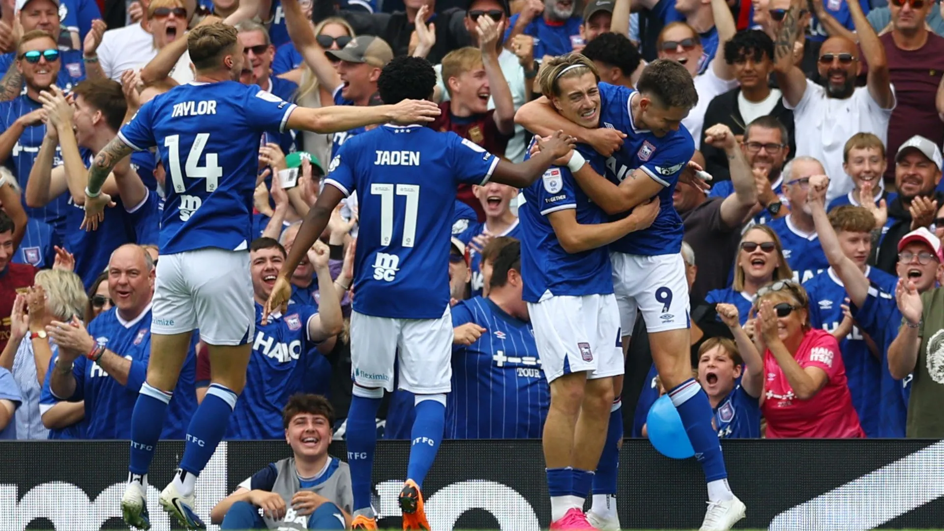 Jack Clarke và các cầu thủ Ipswich Town trên sân, cho thấy các lựa chọn tấn công cánh.