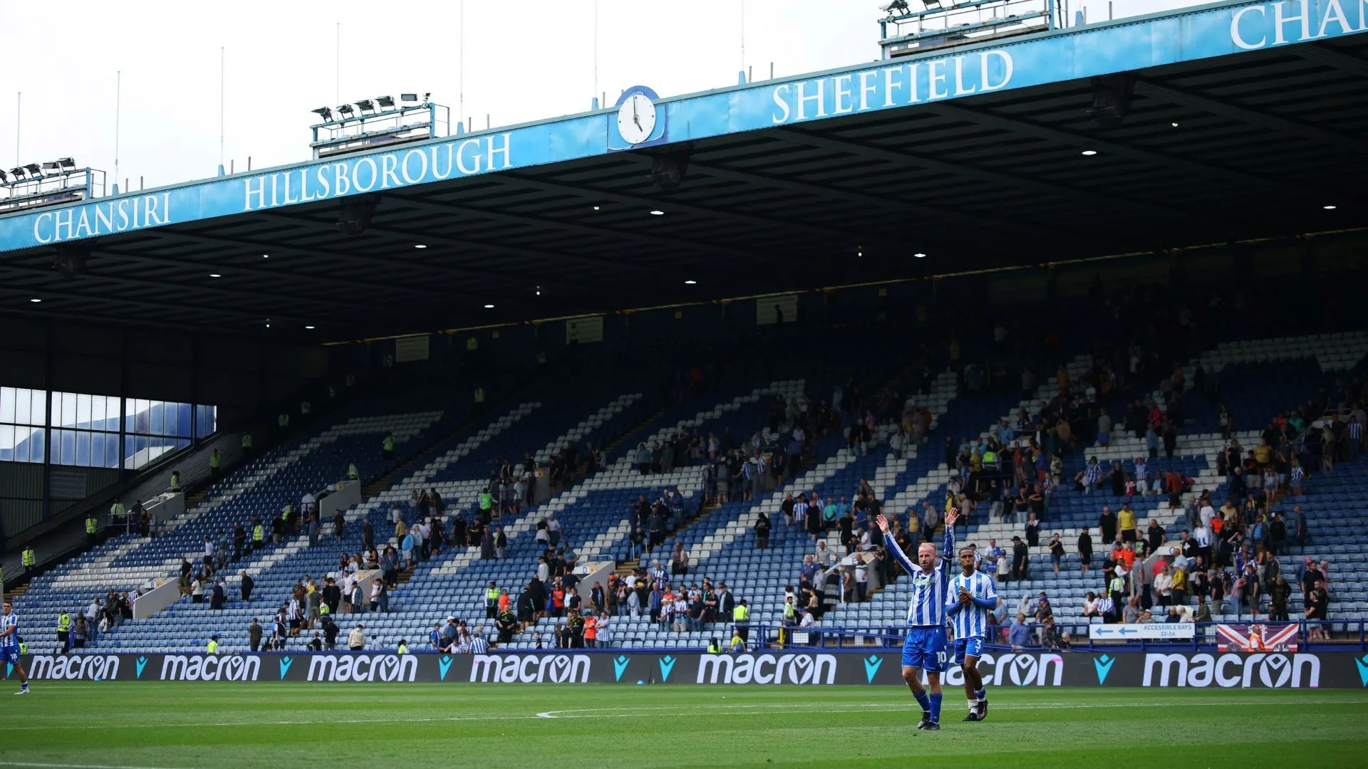 Khán giả tại khán đài North Stand sân Hillsborough trong trận đấu của Sheffield Wednesday