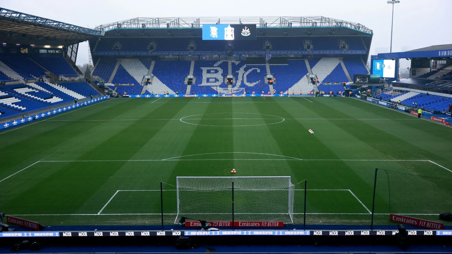 Khung cảnh bên ngoài sân St Andrew's, sân nhà của Birmingham City.