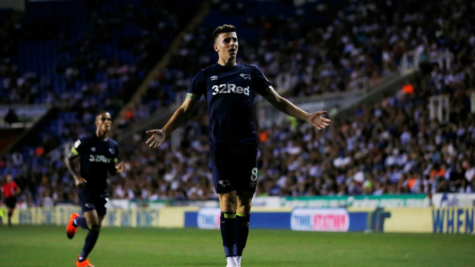 Mason Mount ghi bàn trong trận đấu giữa Reading và Derby County, đánh dấu bàn thắng chuyên nghiệp đầu tiên của anh