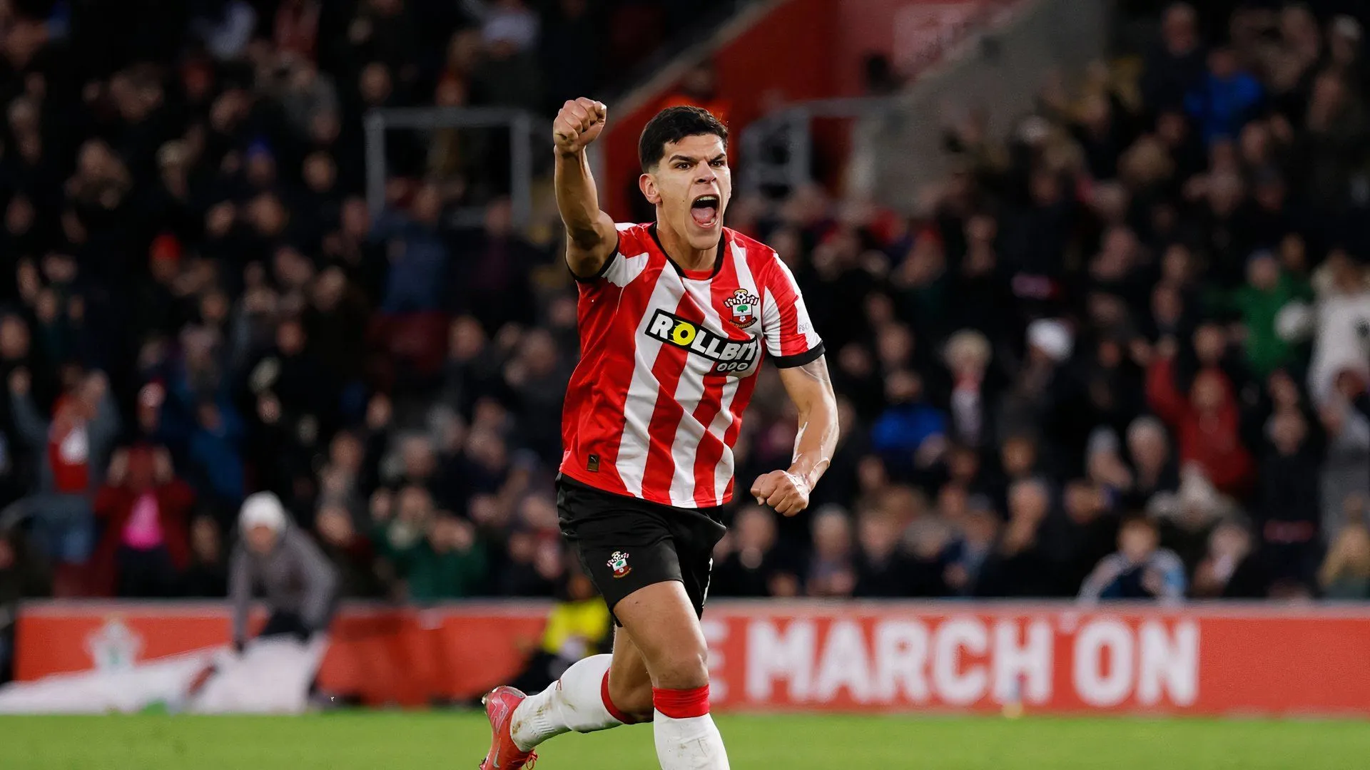 Mateus Fernandes trong màu áo Southampton, biểu tượng cho tiềm năng và giá trị chuyển nhượng cao của cầu thủ trẻ này.