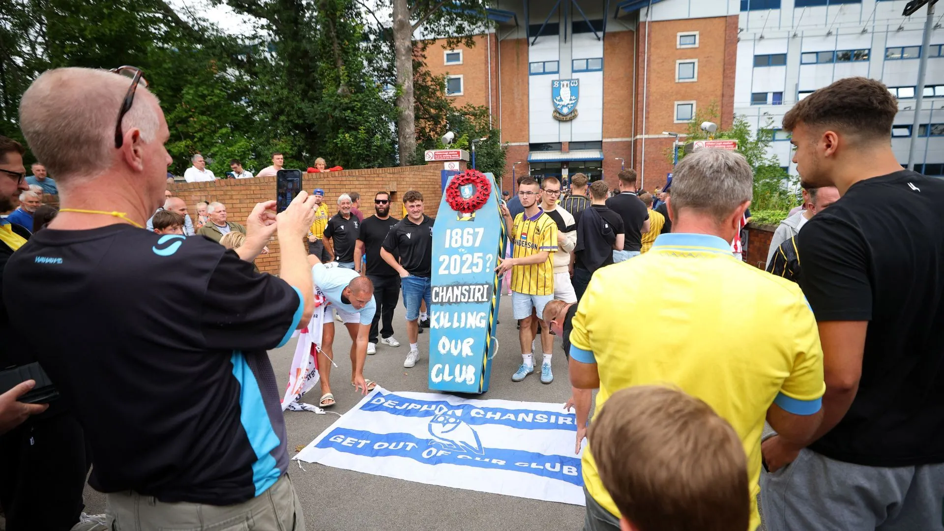 Người hâm mộ Sheffield Wednesday biểu tình phản đối chủ tịch Dejphon Chansiri
