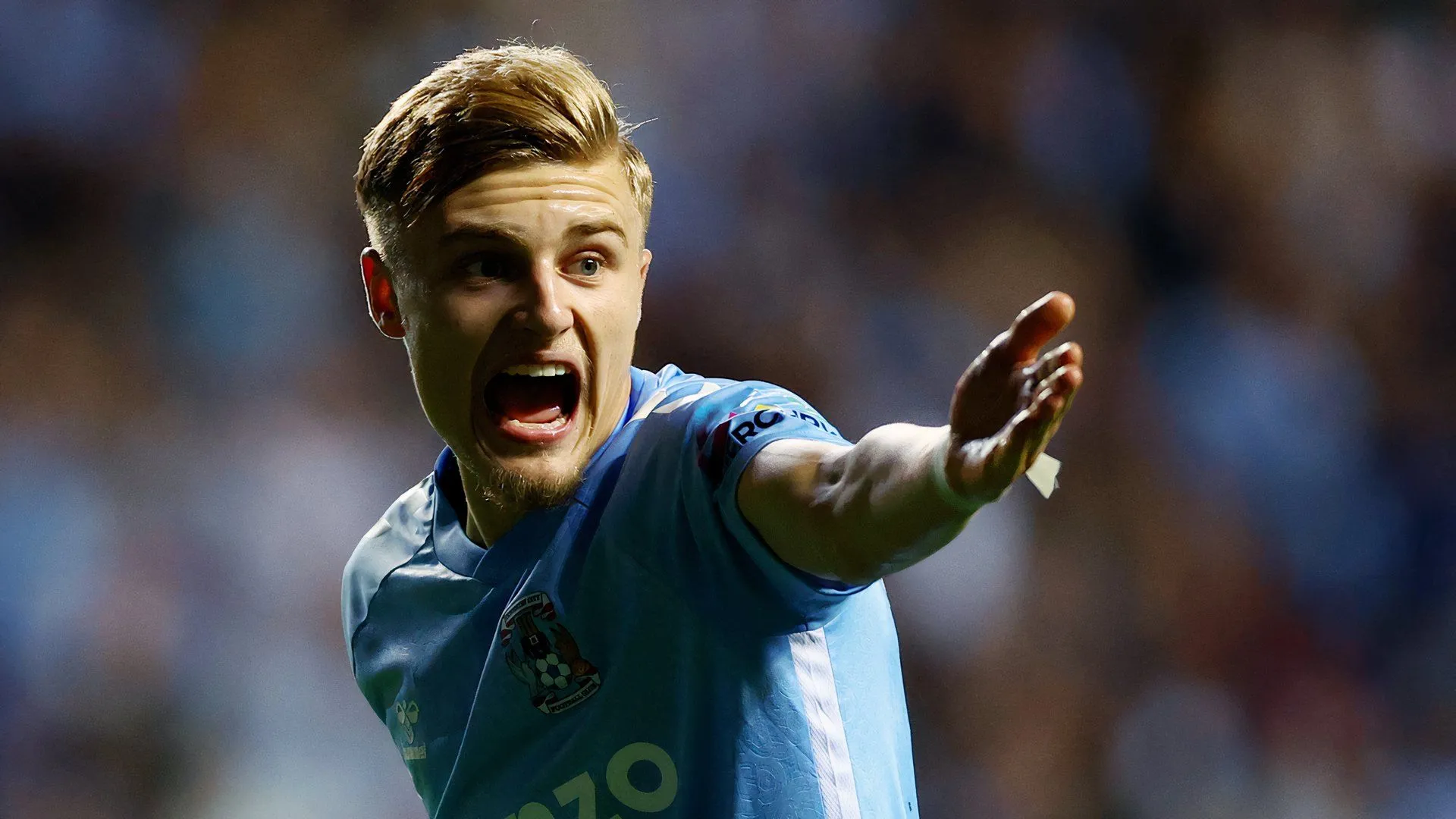Norman Bassette của Coventry City trên sân, mong muốn cơ hội ra sân phát triển tài năng