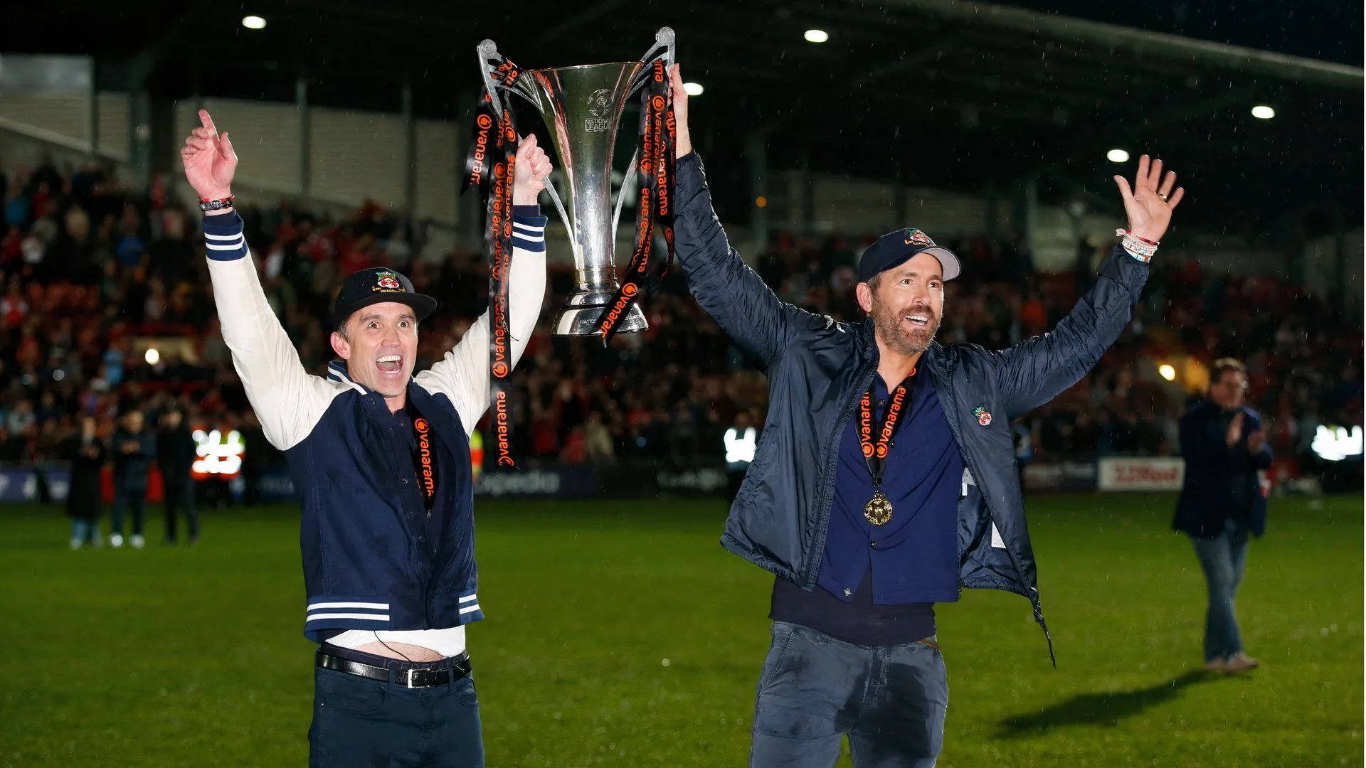 Ryan Reynolds và Rob McElhenney ăn mừng cùng Wrexham sau khi thăng hạng Championship