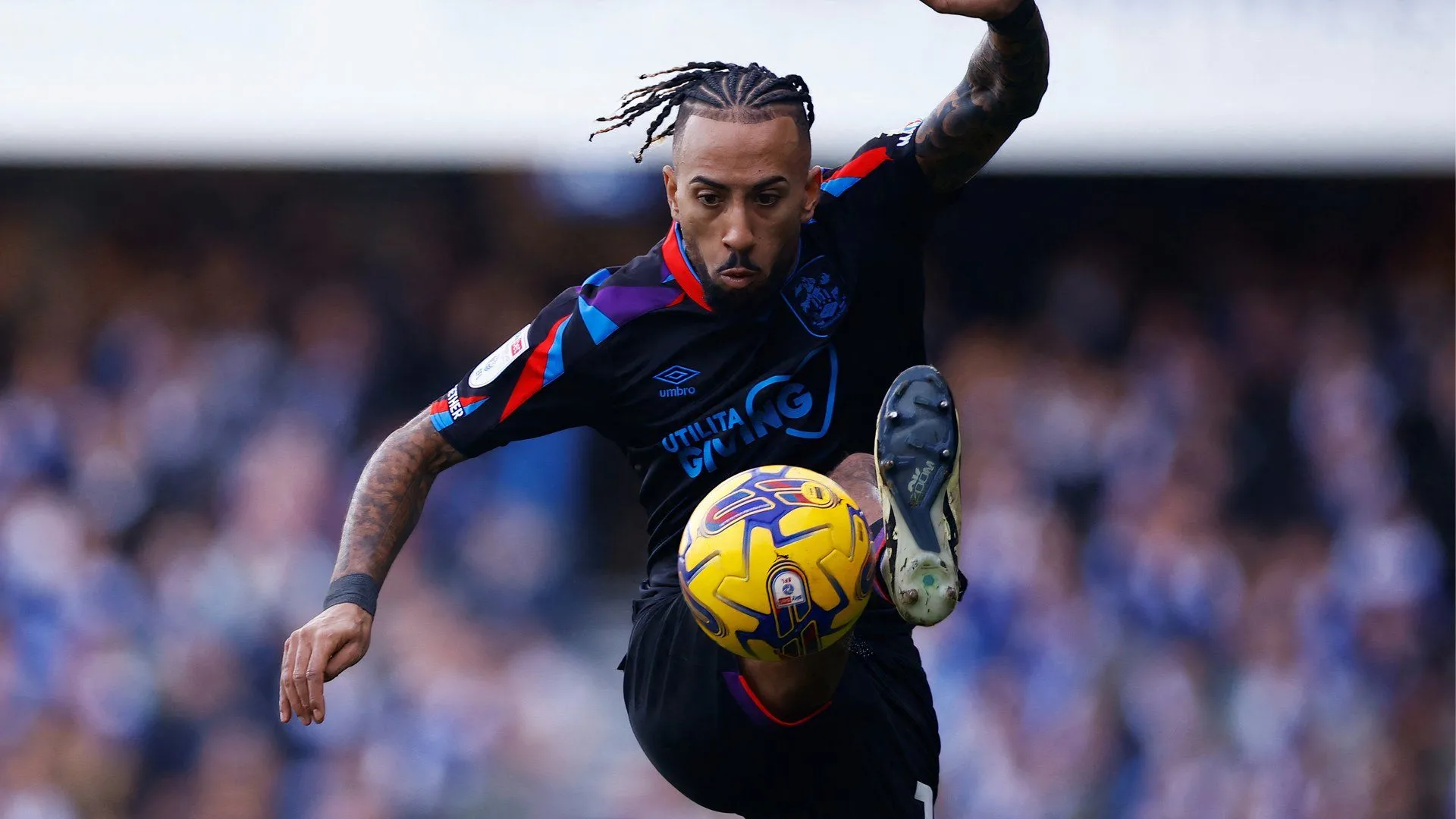 Sorba Thomas trong màu áo Huddersfield, trước khi chuyển đến Stoke City