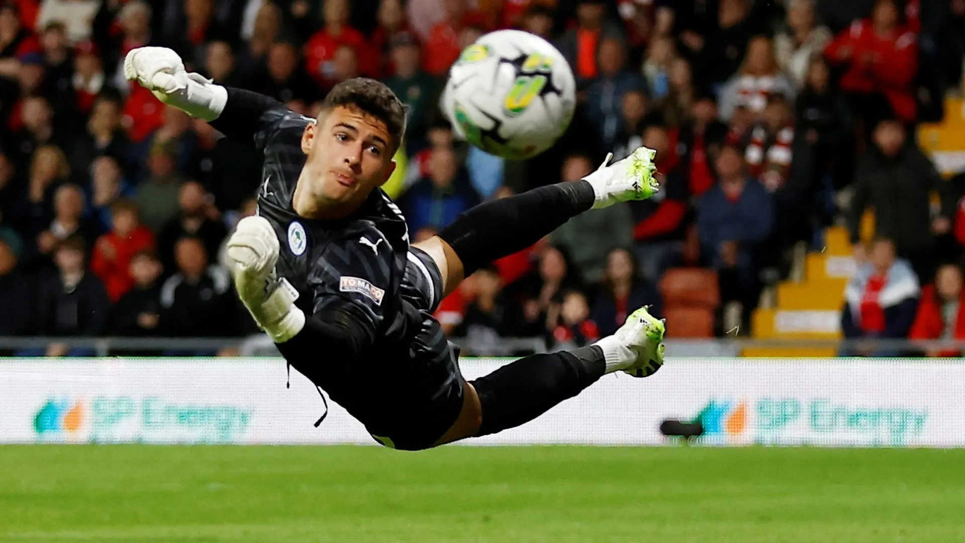 Thủ môn Sam Tickle được đánh giá cao, mục tiêu của Sheffield United