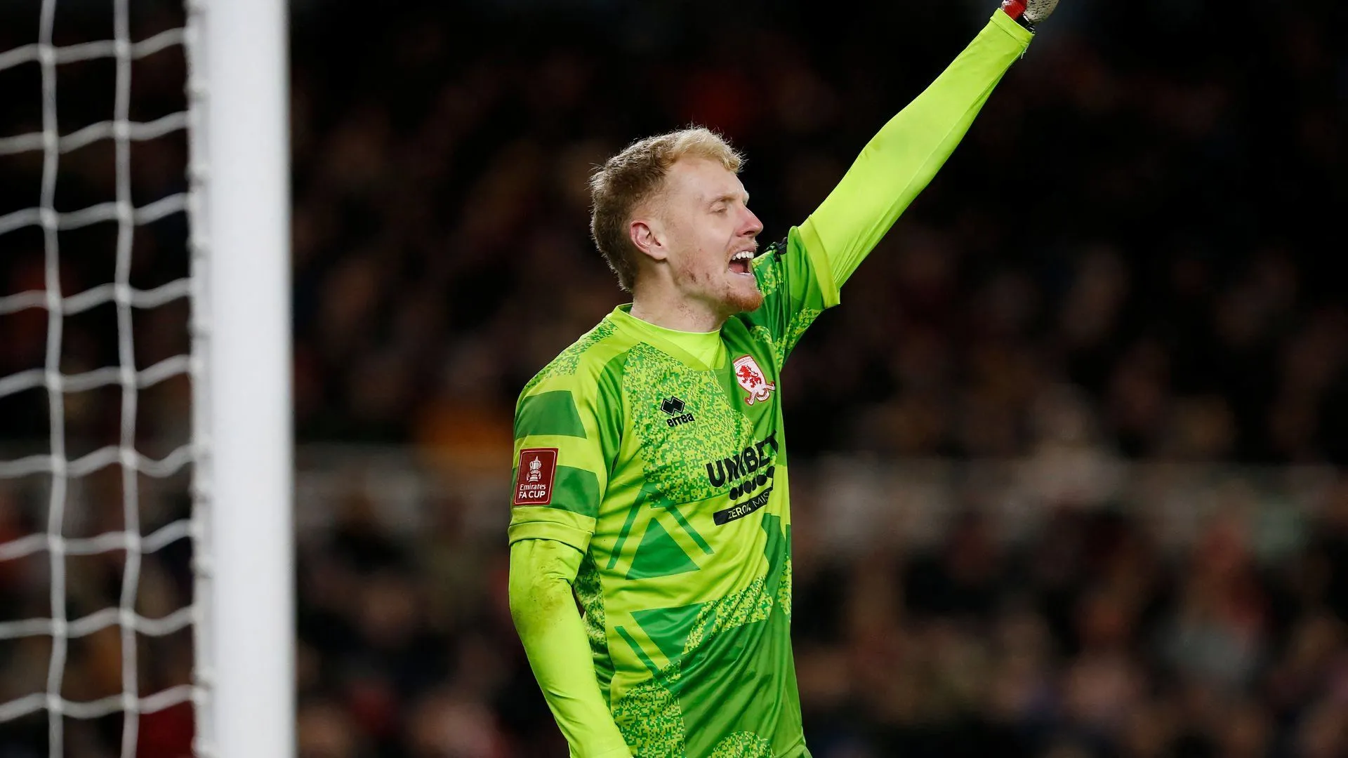 Thủ môn Thomas Glover của Middlesbrough chuẩn bị bắt bóng trong trận đấu