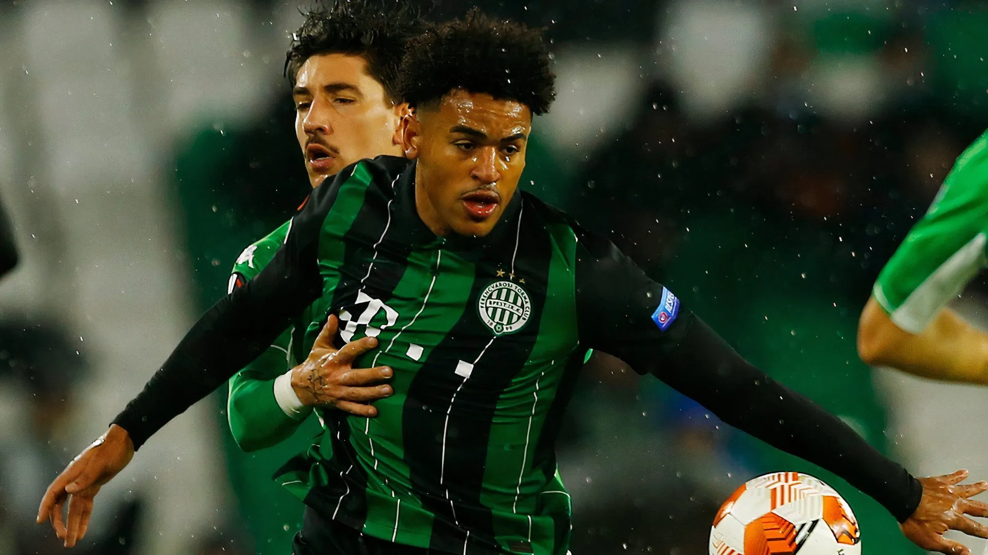 Tiền đạo Ryan Mmaee trong màu áo Stoke City trên sân tập