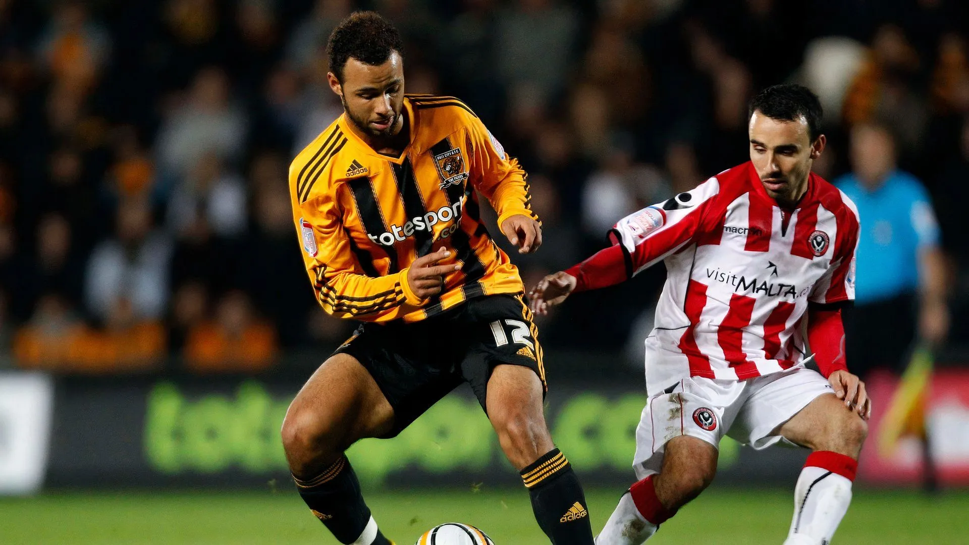 Tiền vệ Leon Britton trong màu áo Sheffield United đối đầu Hull City, giai đoạn anh không tìm được phong độ tốt nhất và muốn trở lại Swansea.